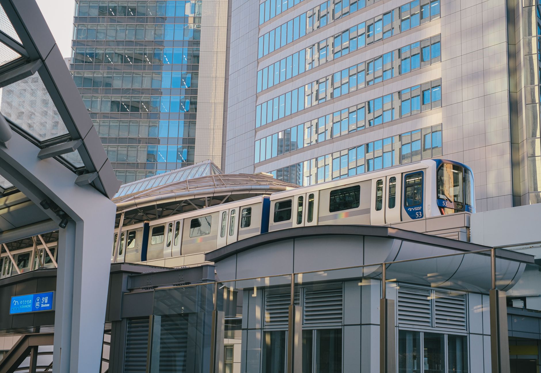 tokyo office buildings train station (Photo: Huy Phan / Pexels)