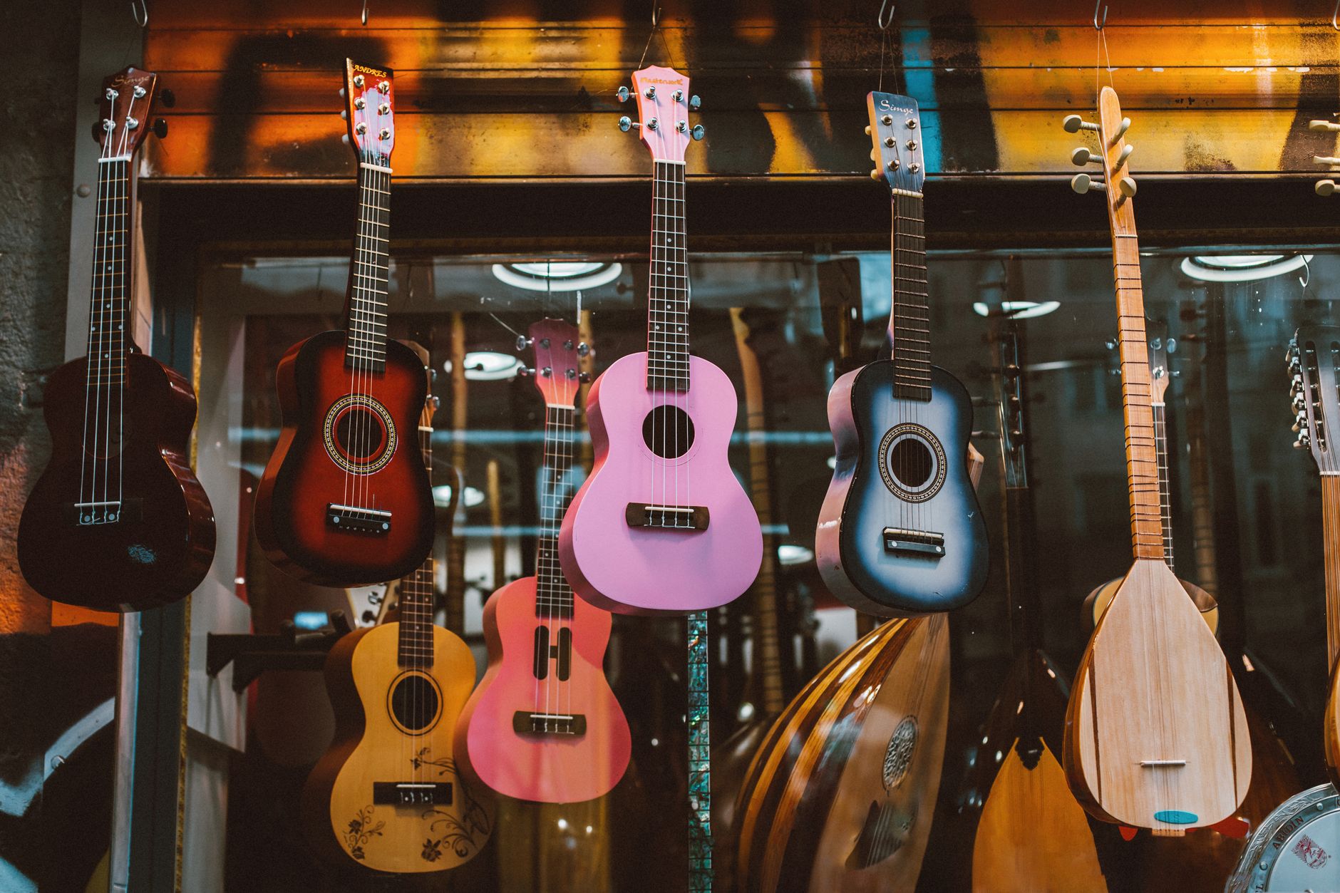 acoustic guitar piano variety (Photo: ROMAN ODINTSOV / Pexels)