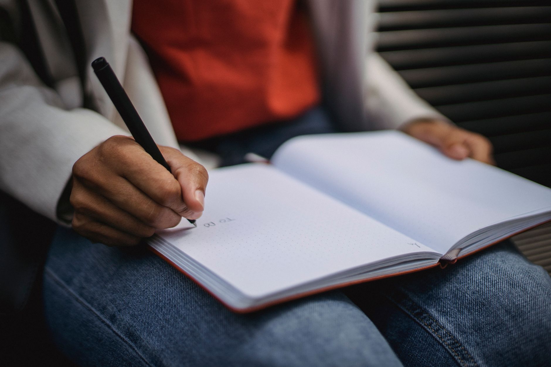 setlist notebook hand (Photo: Roberto Hund / Pexels)