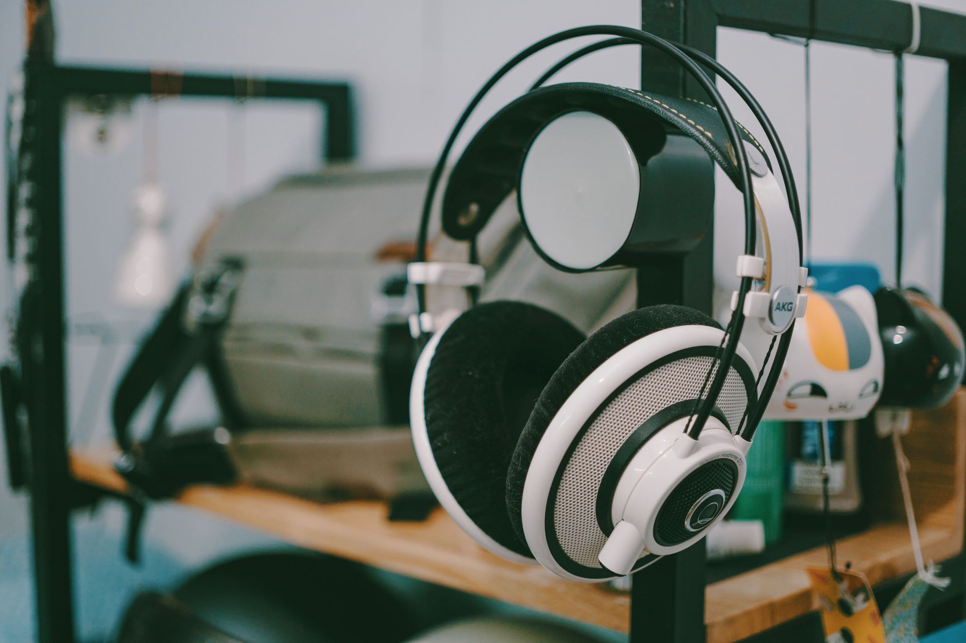 musician headphones quality check (Photo: FOX ^.ᆽ.^= ∫ / Pexels)