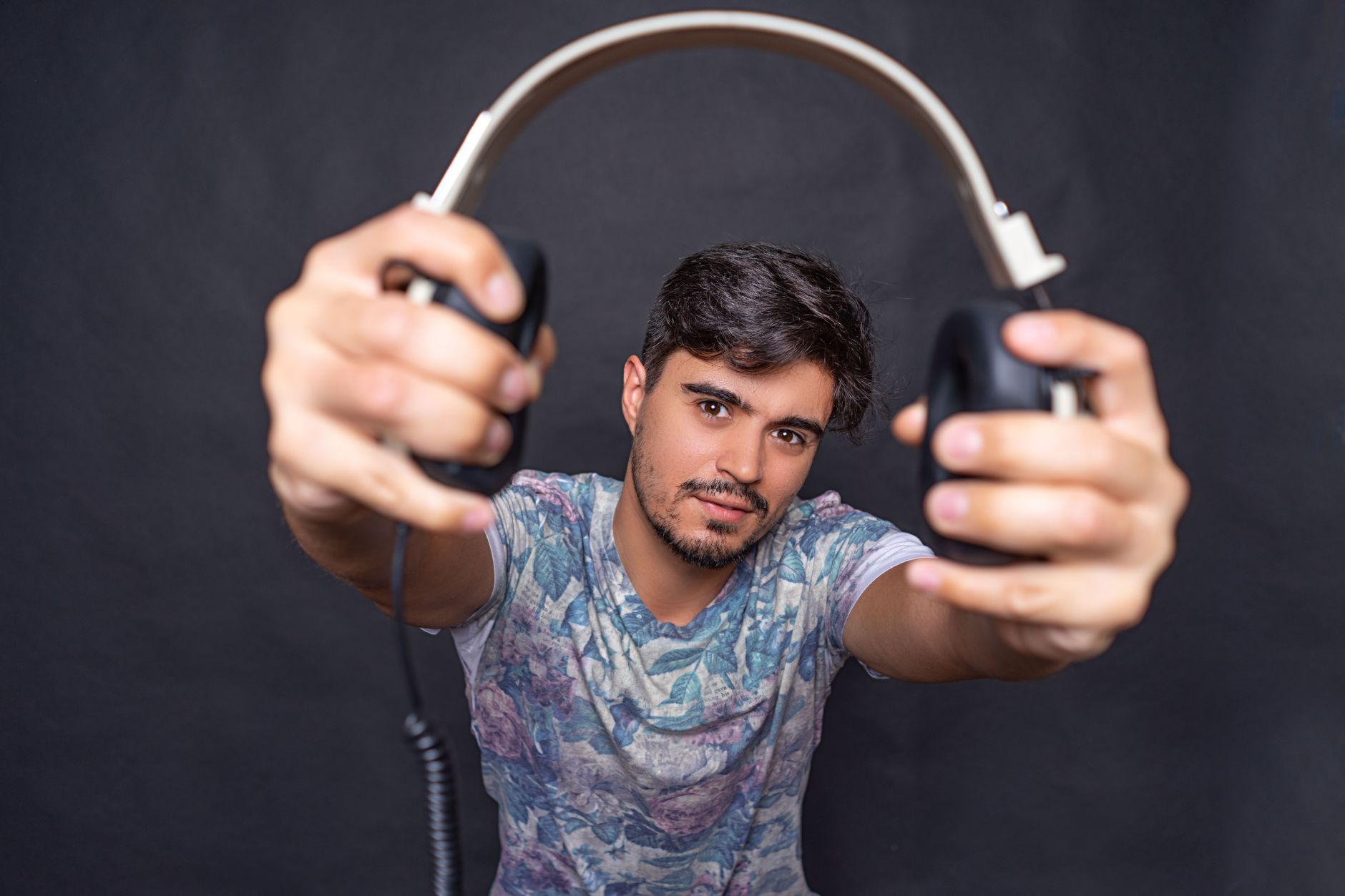 musician headphones (Photo: Atlantic Ambience / Pexels)