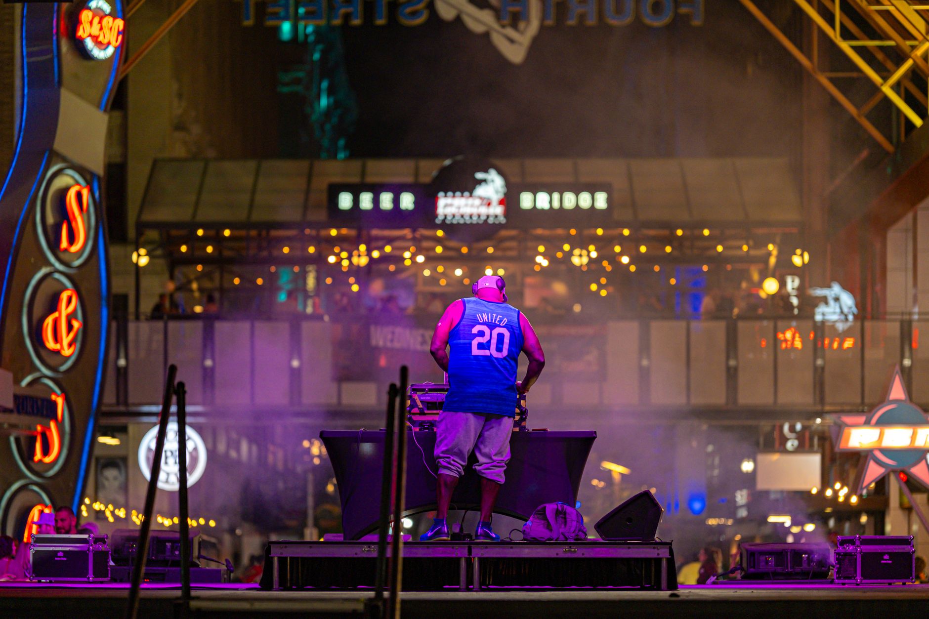 concert stage performer (Photo: Arian Fernandez / Pexels)