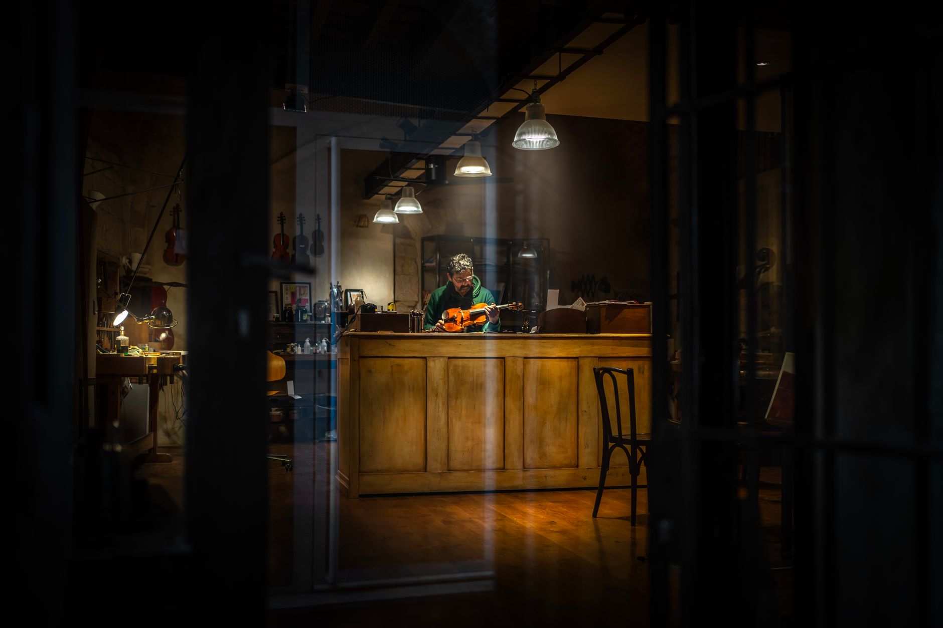 musician workspace (Photo: Thomas  balabaud / Pexels)