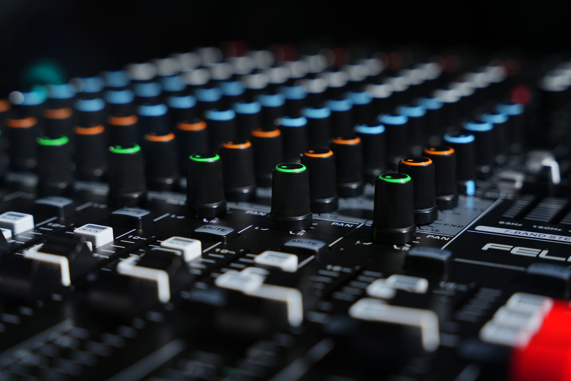 mixing console (Photo: TUAN HOANG NGUYEN / Pexels)