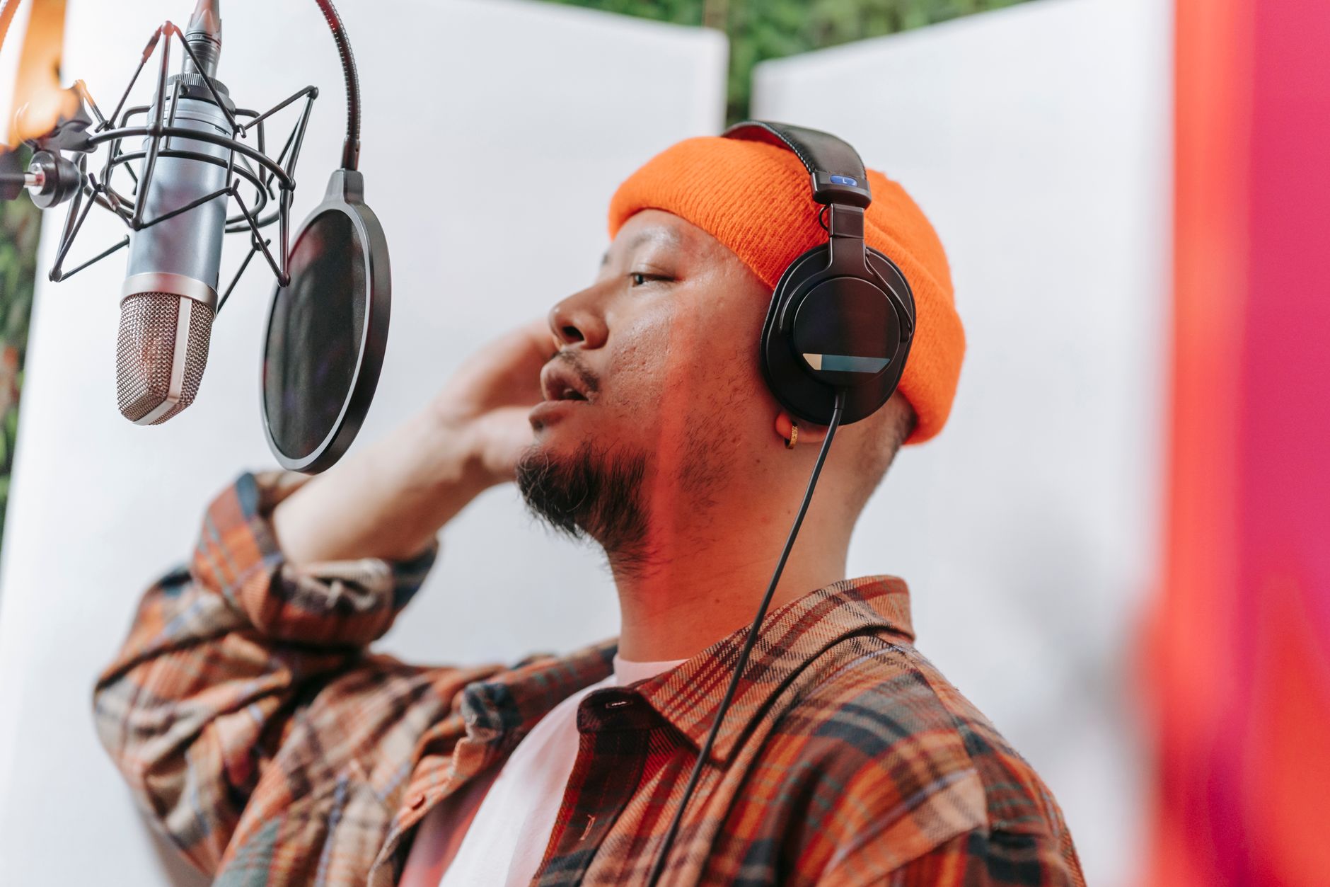 musician recording headphones (Photo: Anna Pou / Pexels)
