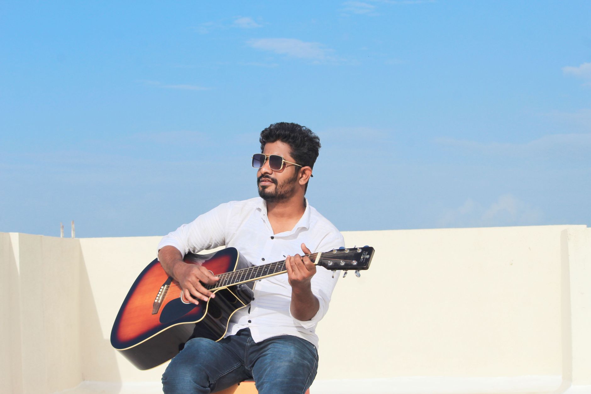 independent musician (Photo: Sj Sumit / Pexels)