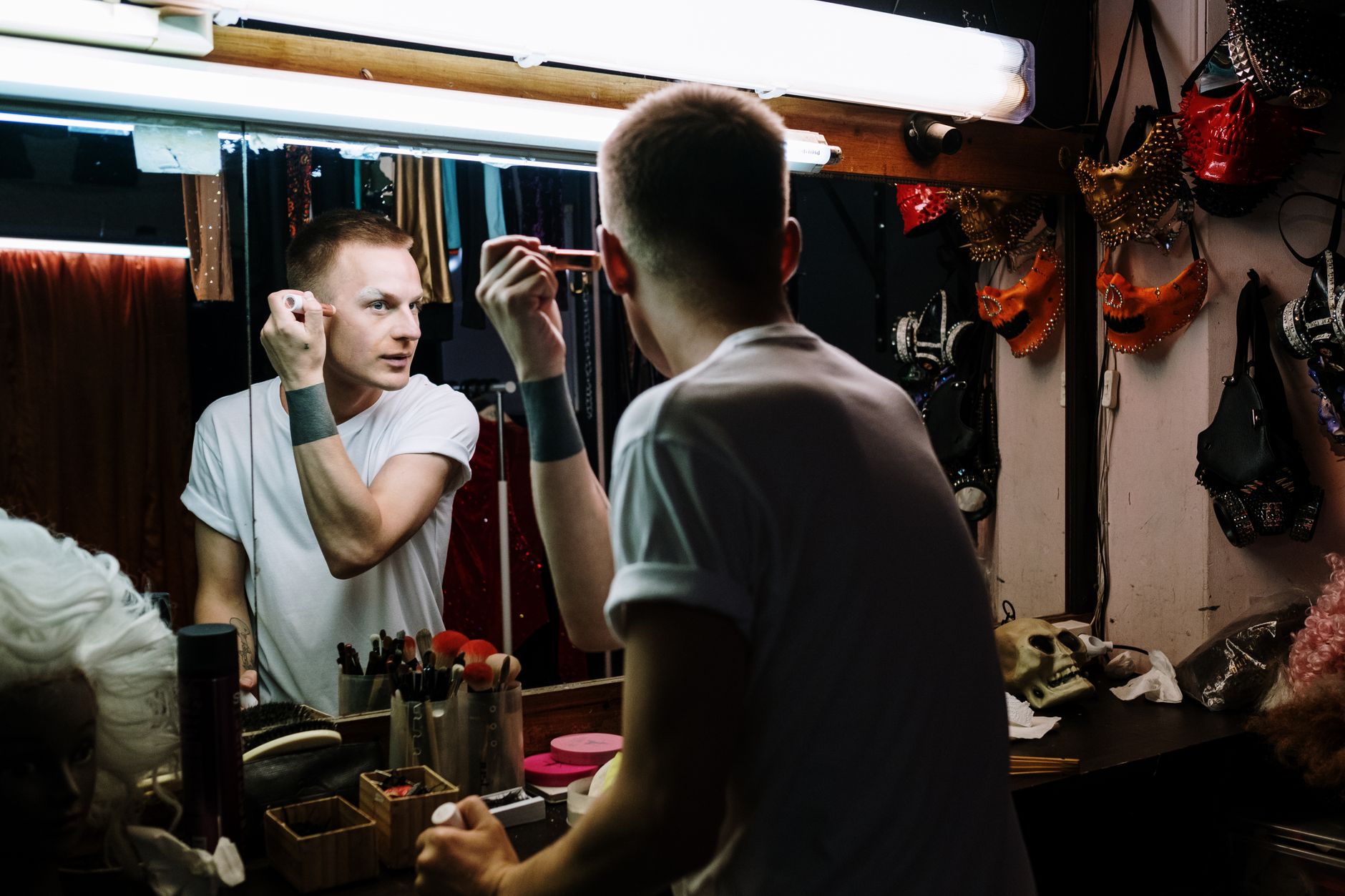 musician backstage preparation (Photo: cottonbro studio / Pexels)