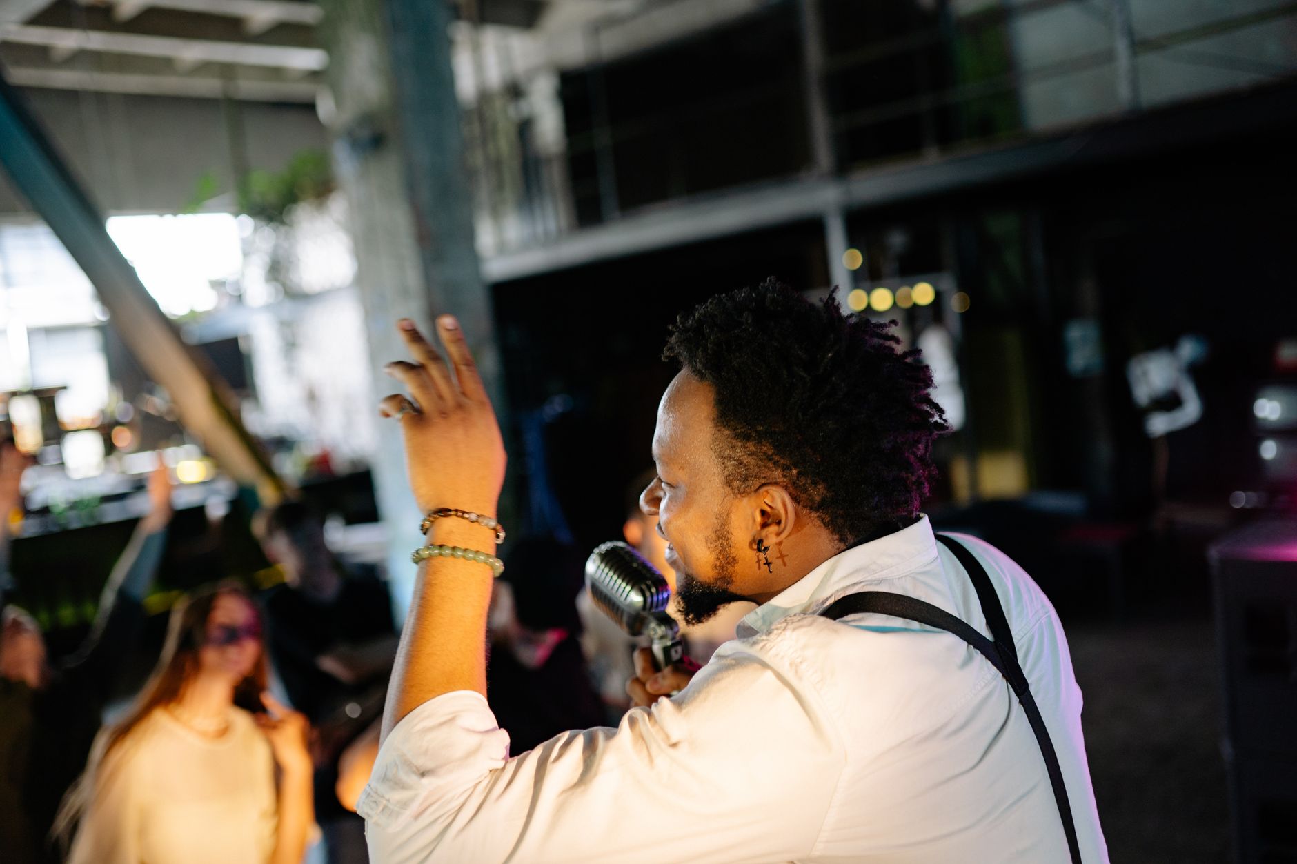 performer microphone audience (Photo: Yan Krukau / Pexels)