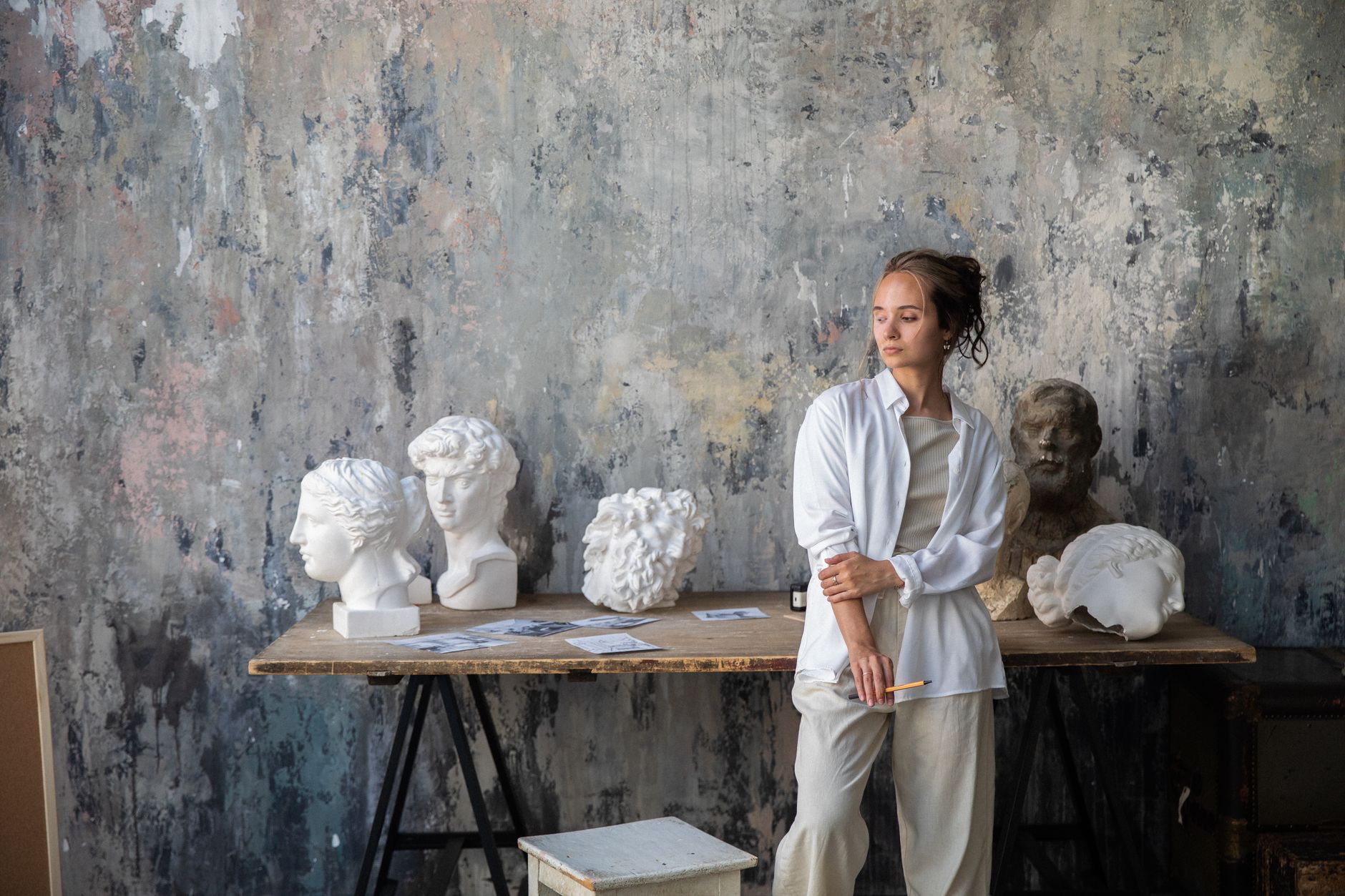 artist workspace (Photo: KATRIN  BOLOVTSOVA / Pexels)