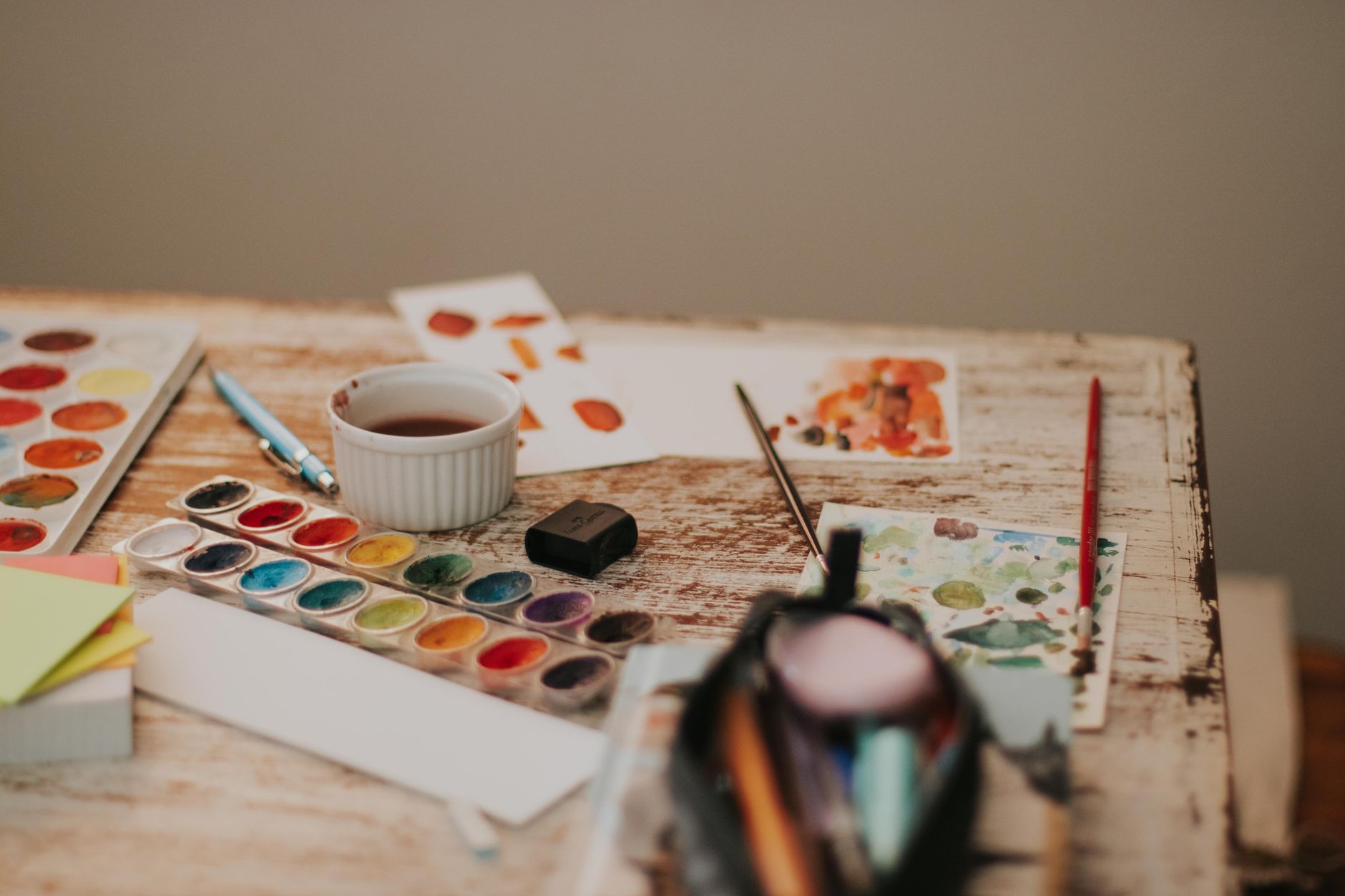 artist workspace desk (Photo: Letícia Alvares / Pexels)