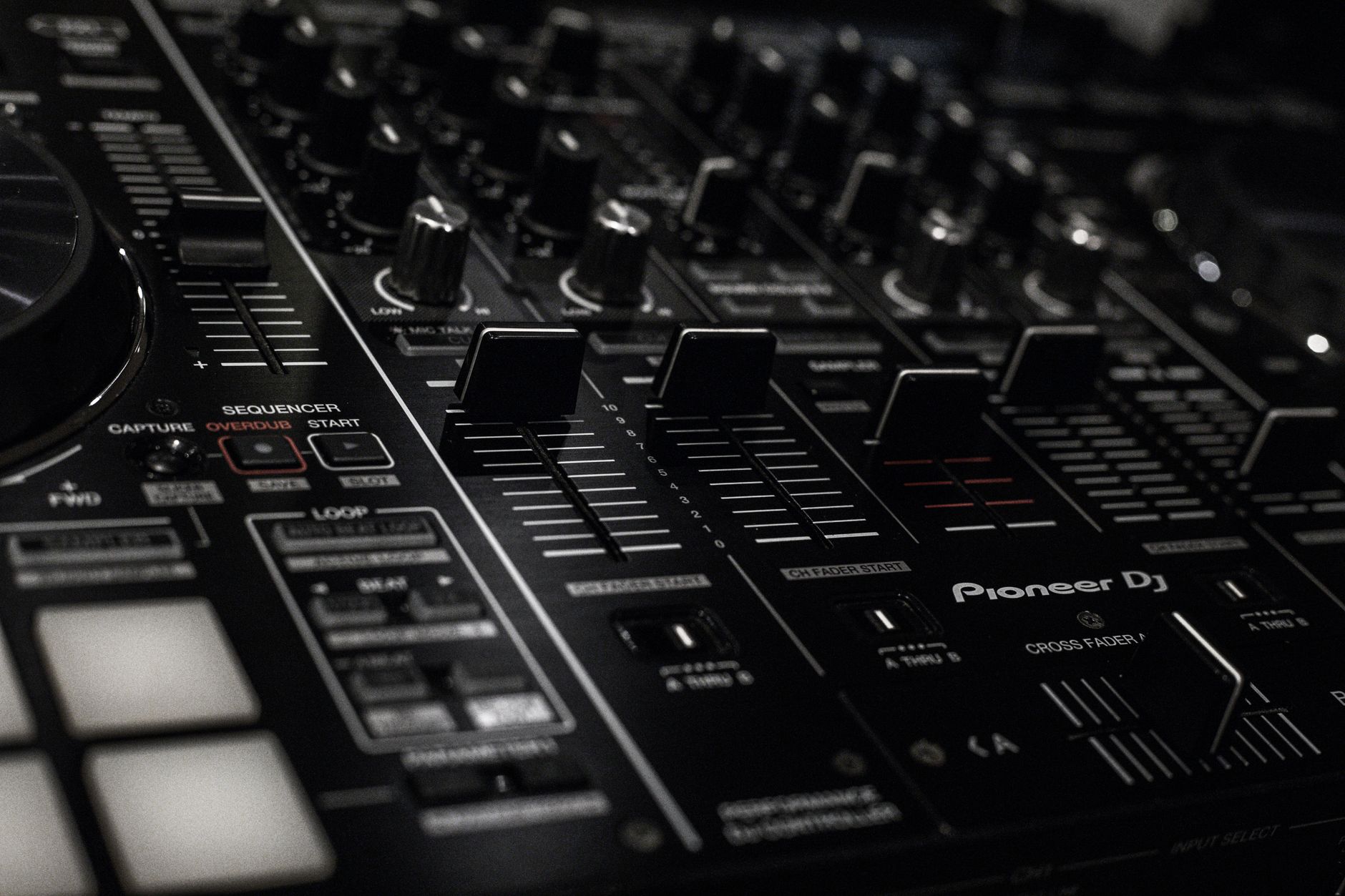 sound system selection (Photo: Boris Hamer / Pexels)