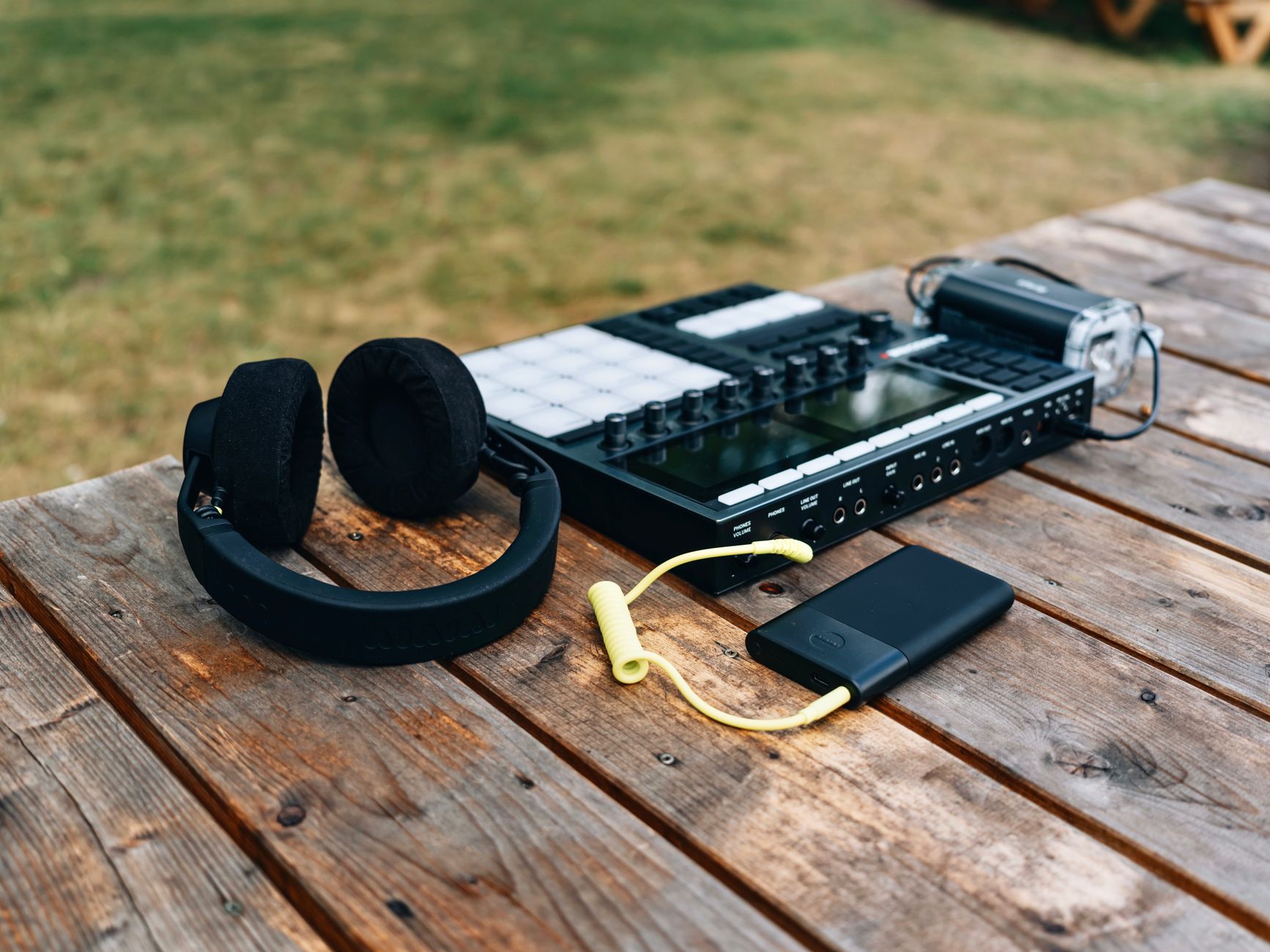 audio mixer headphones (Photo: Egor Komarov / Pexels)