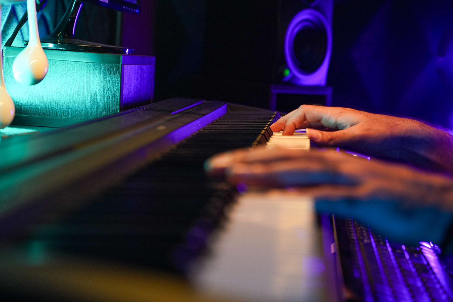 ambient music production (Photo: Farhad Irani / Pexels)