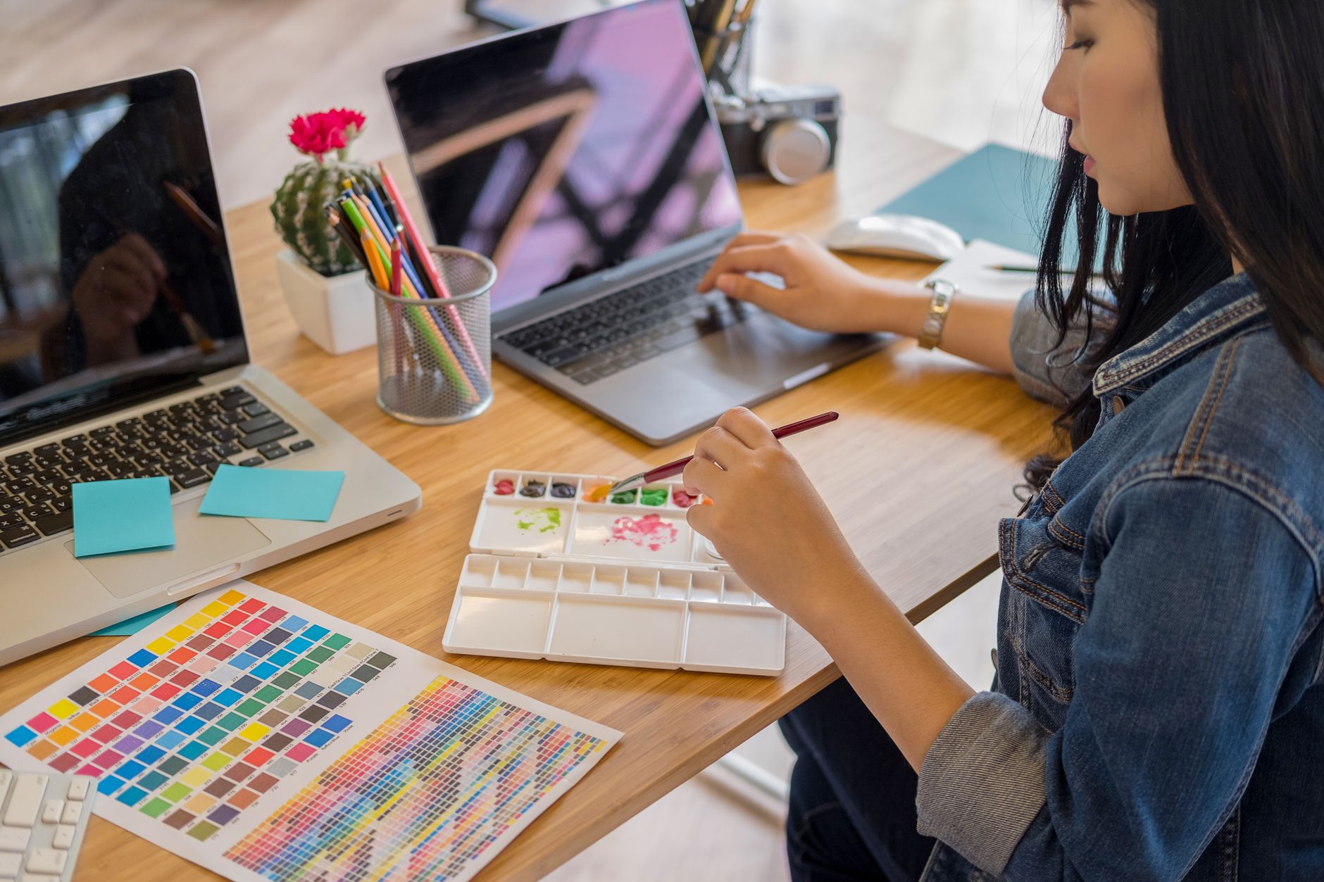 artist business desk (Photo: veerasak Piyawatanakul / Pexels)