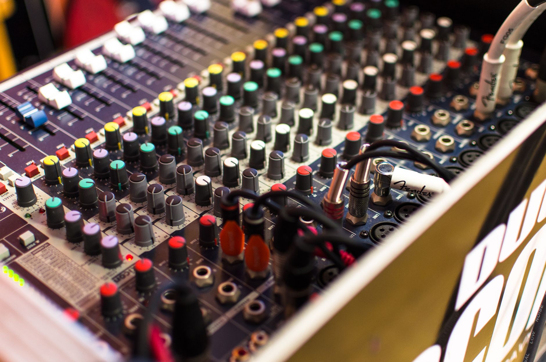 recording studio mixing (Photo: Lukas Blazek / Pexels)