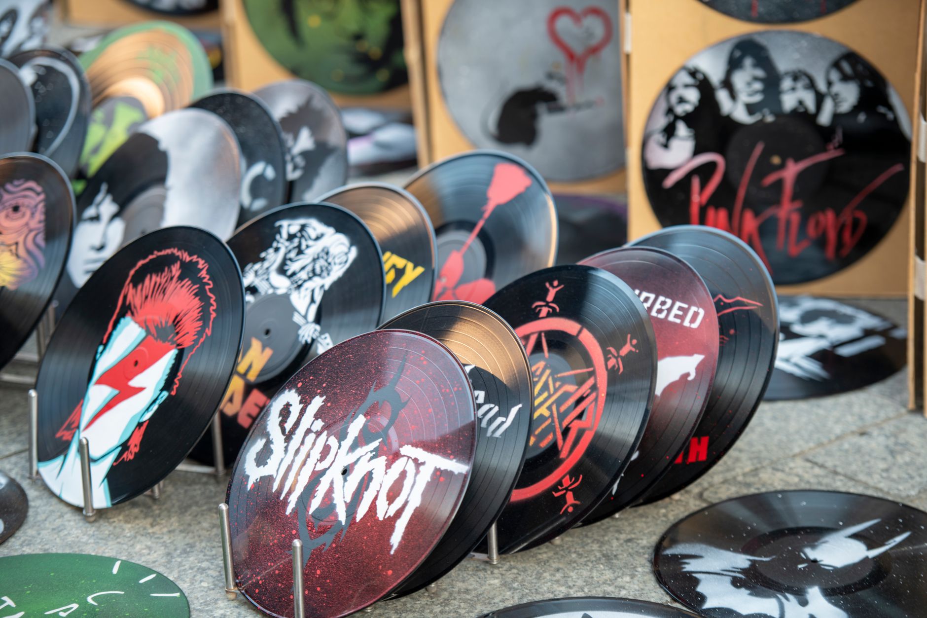 music merchandise (Photo: Krzysztof Jaworski-Fotografia / Pexels)