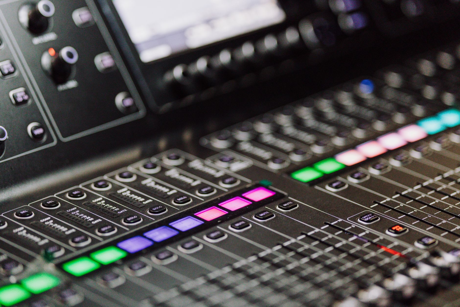 sound mixing equipment (Photo: K / Pexels)