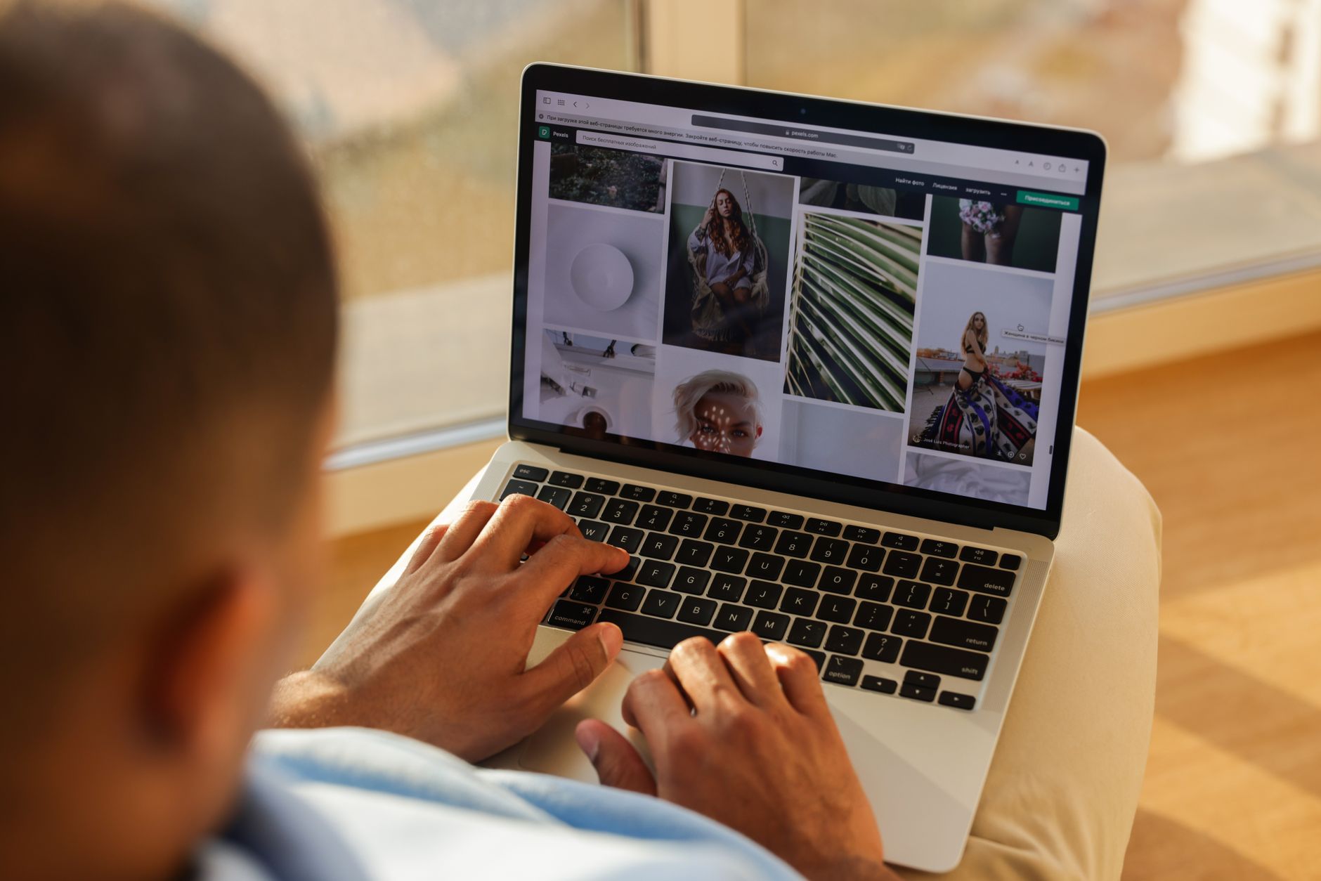 designer portfolio screen browsing (Photo: VAZHNIK / Pexels)