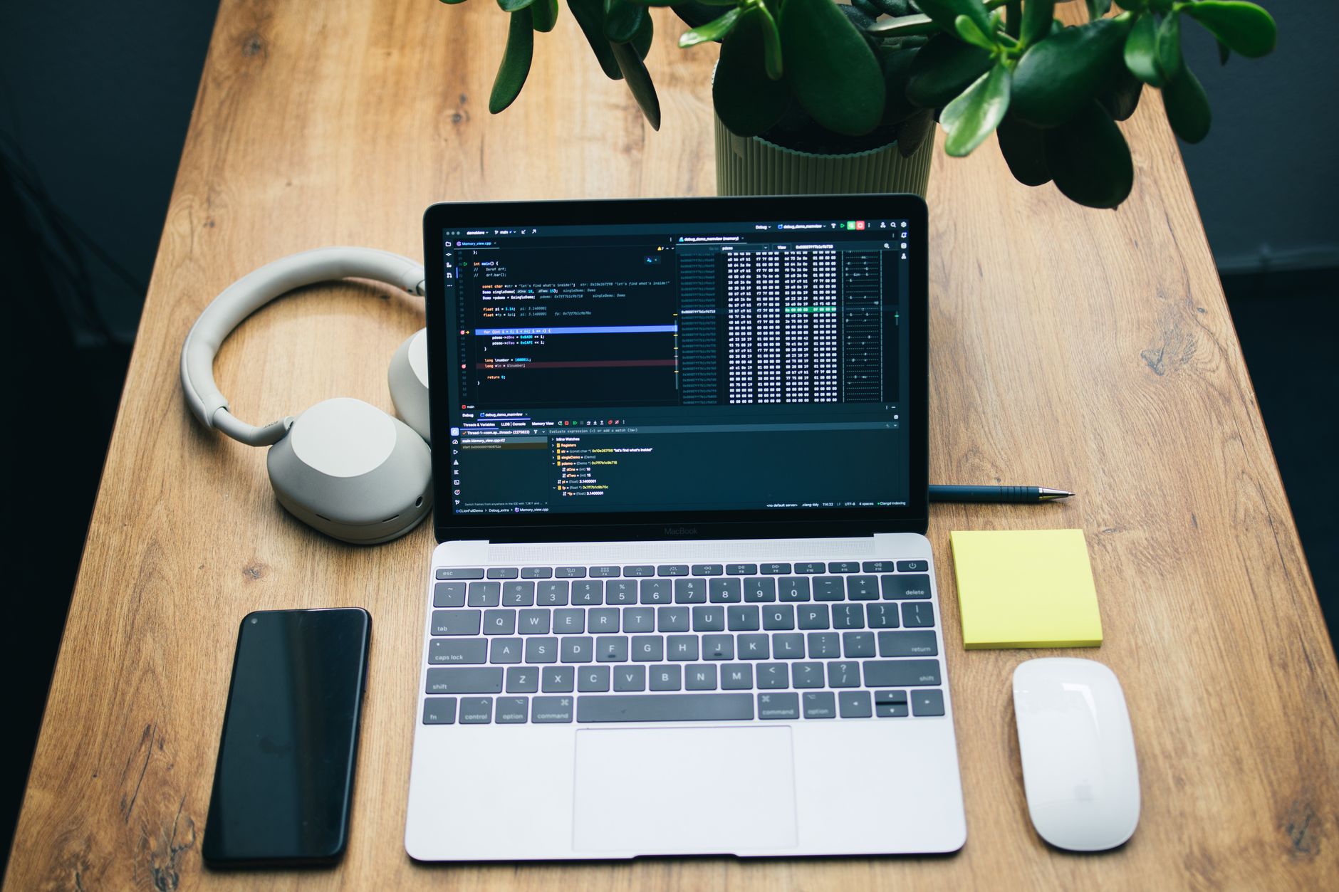 laptop headphones desk (Photo: Daniil Komov / Pexels)