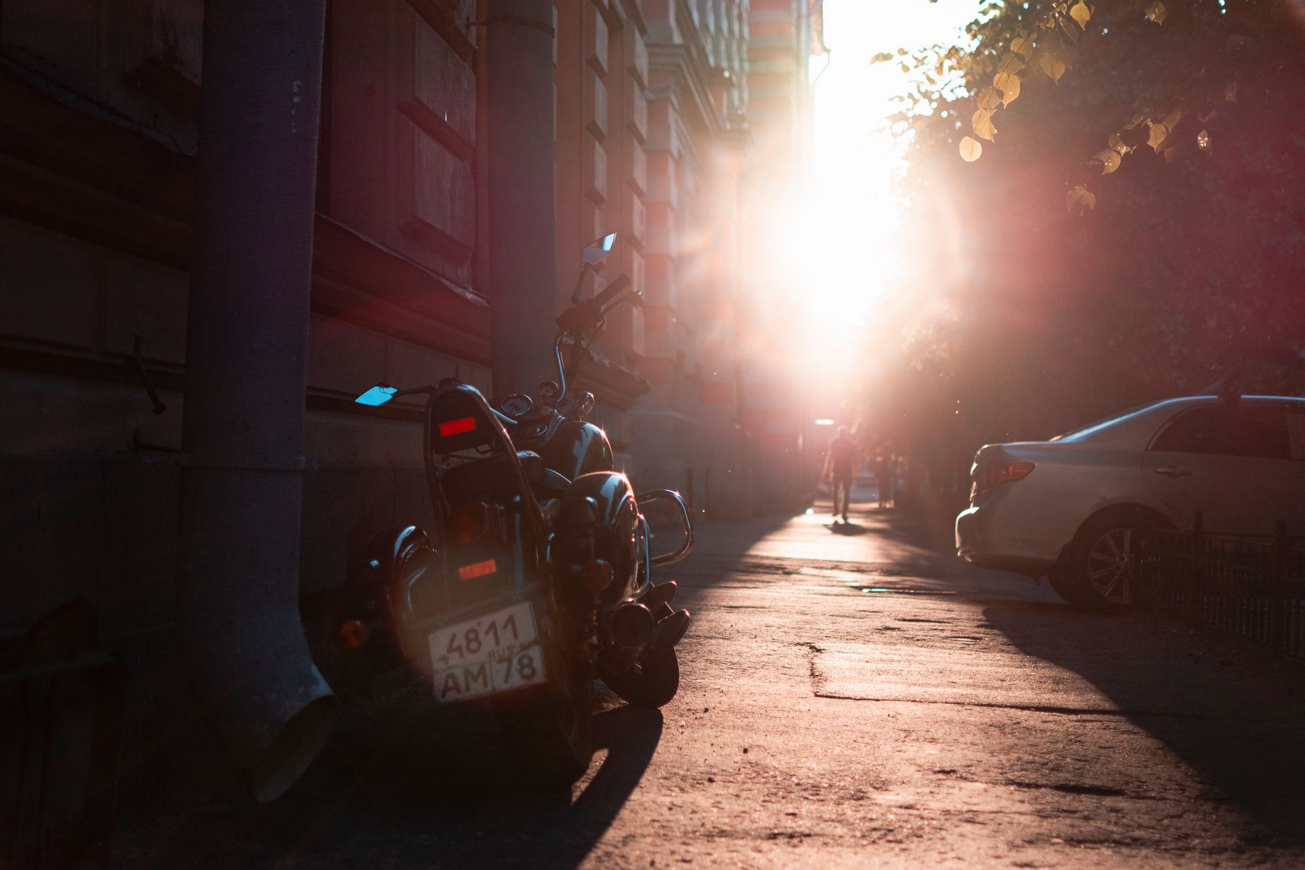 golden hour sunlight street (Photo: Vitali Adutskevich / Pexels)
