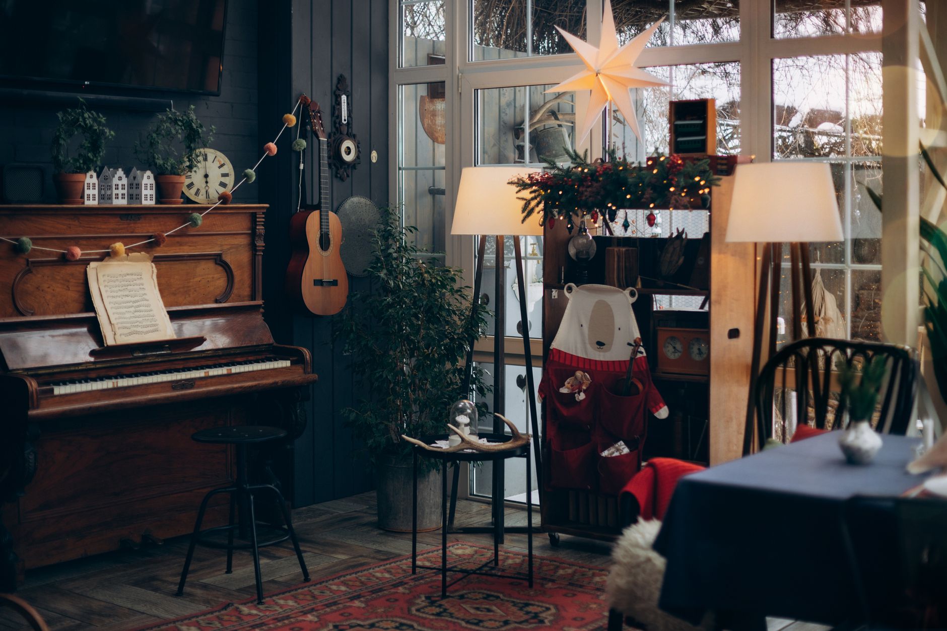 warm piano morning light (Photo: Irina Novikova / Pexels)