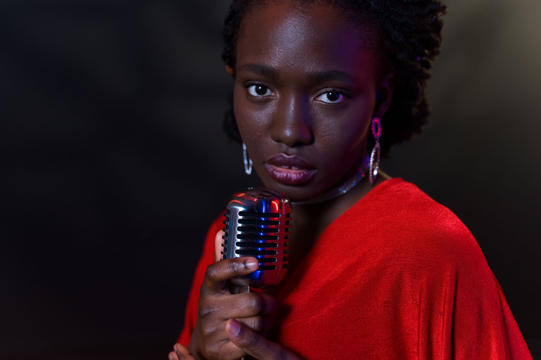 singer holding microphone closeup (Photo: AI25.Studio  AI GENERATIVE / Pexels)