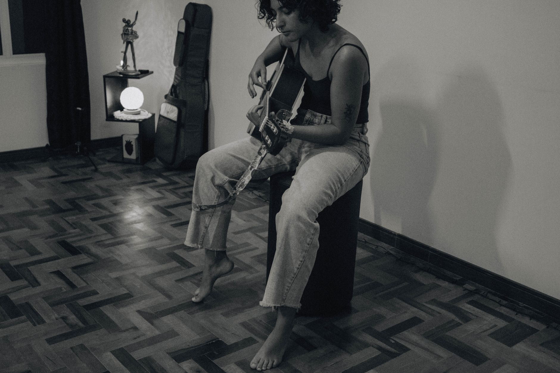 musician guitar quiet room (Photo: Mayara Caroline  Mombelli / Pexels)