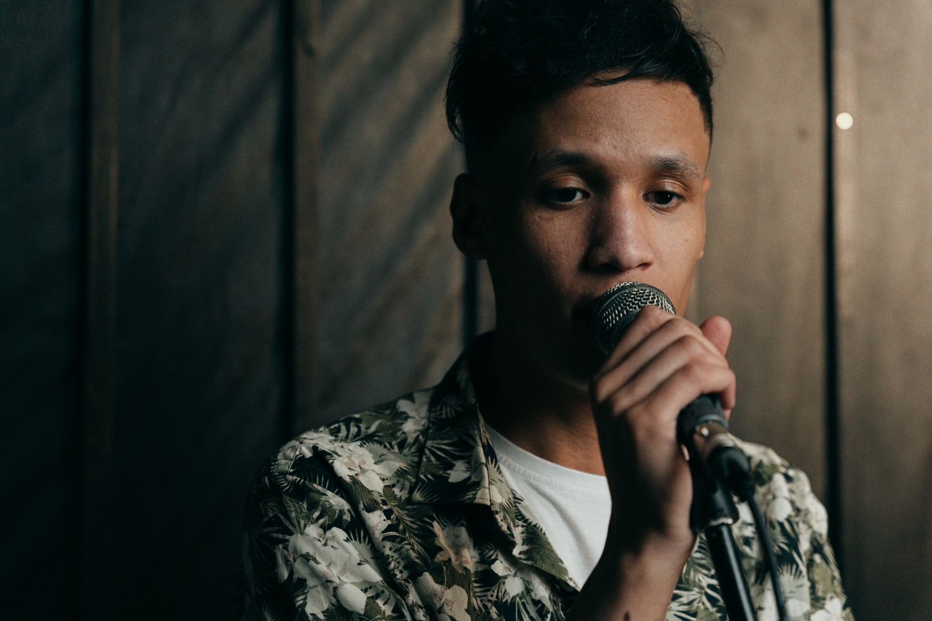 singer performing small venue (Photo: Ivan S / Pexels)