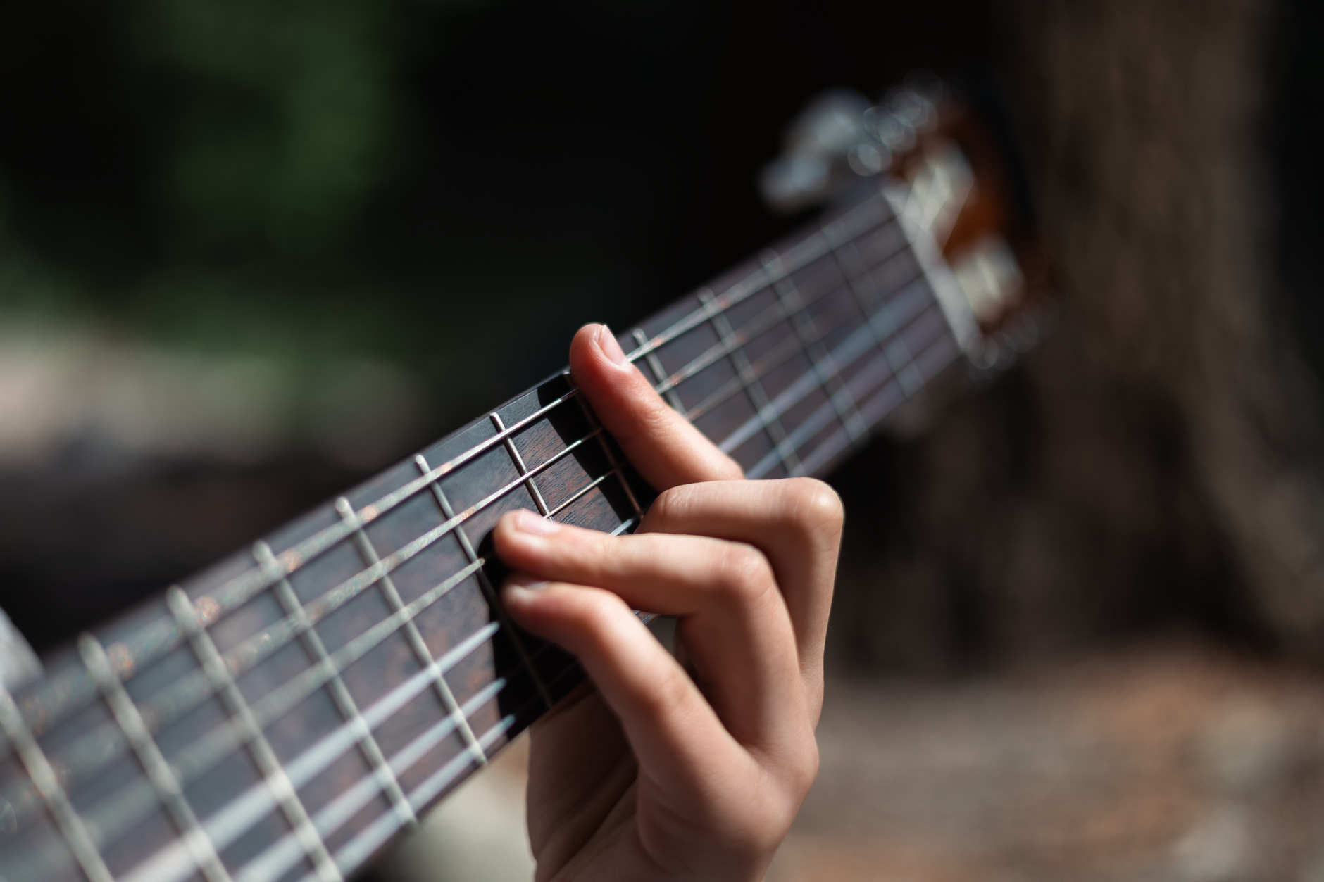 hand pressing guitar chord (Photo: Anatolii Grytsenko / Pexels)