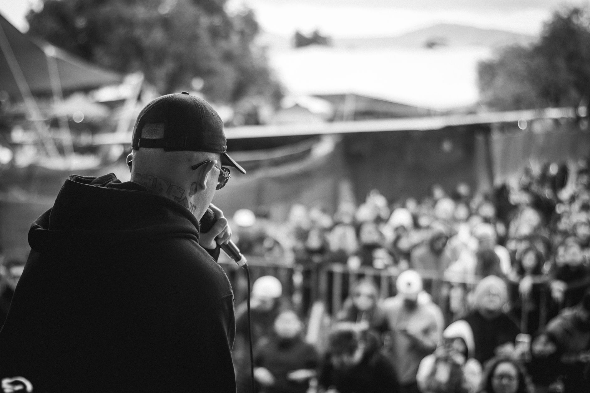 singer talking microphone audience (Photo: Christopher Iturbe / Pexels)