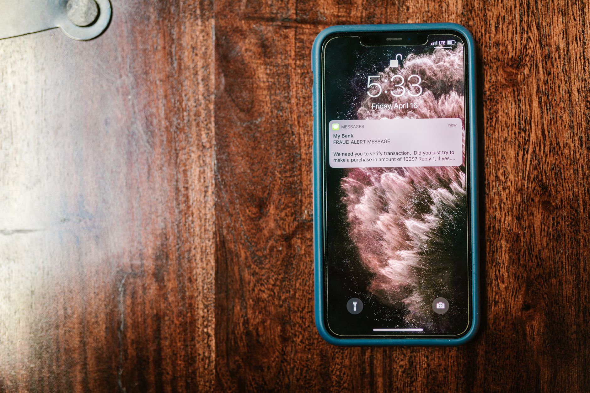 smartphone notification message (Photo: RDNE Stock project / Pexels)