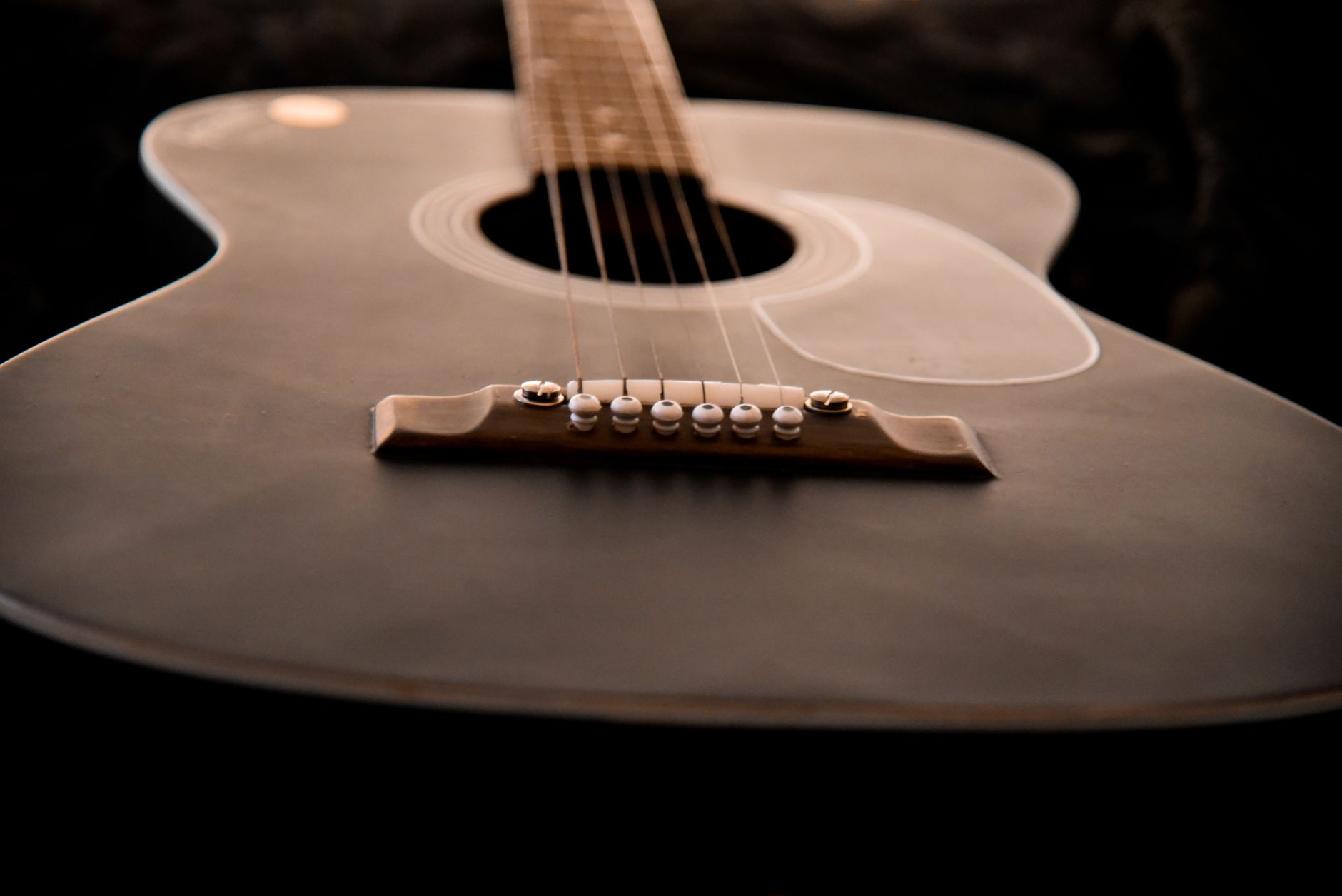 microphone acoustic guitar soundhole (Photo: New view studios / Pexels)