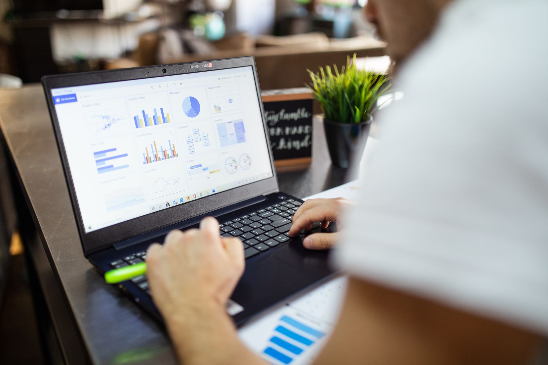 spreadsheet list laptop (Photo: RDNE Stock project / Pexels)
