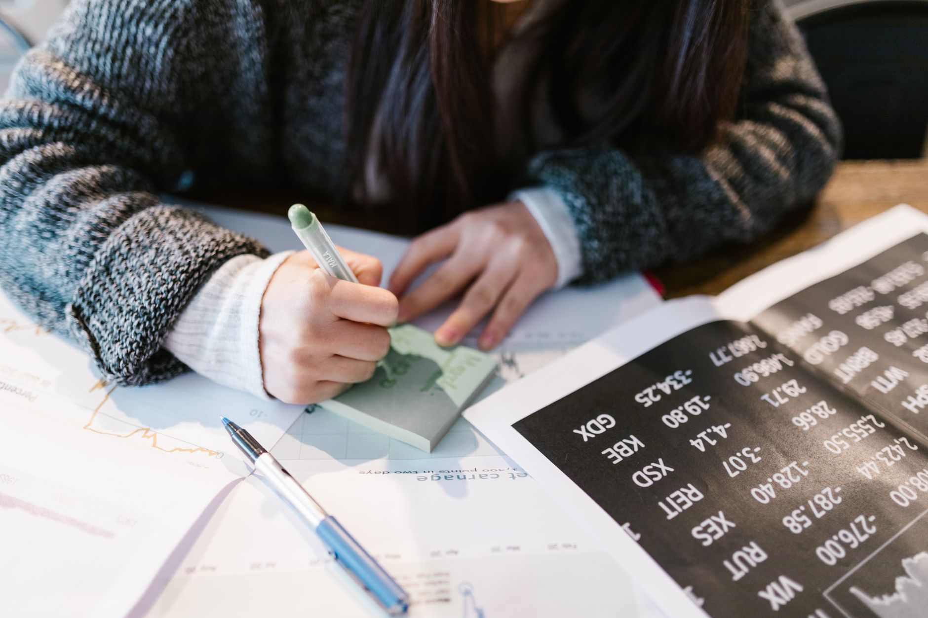 writing notes analysis paper (Photo: RDNE Stock project / Pexels)