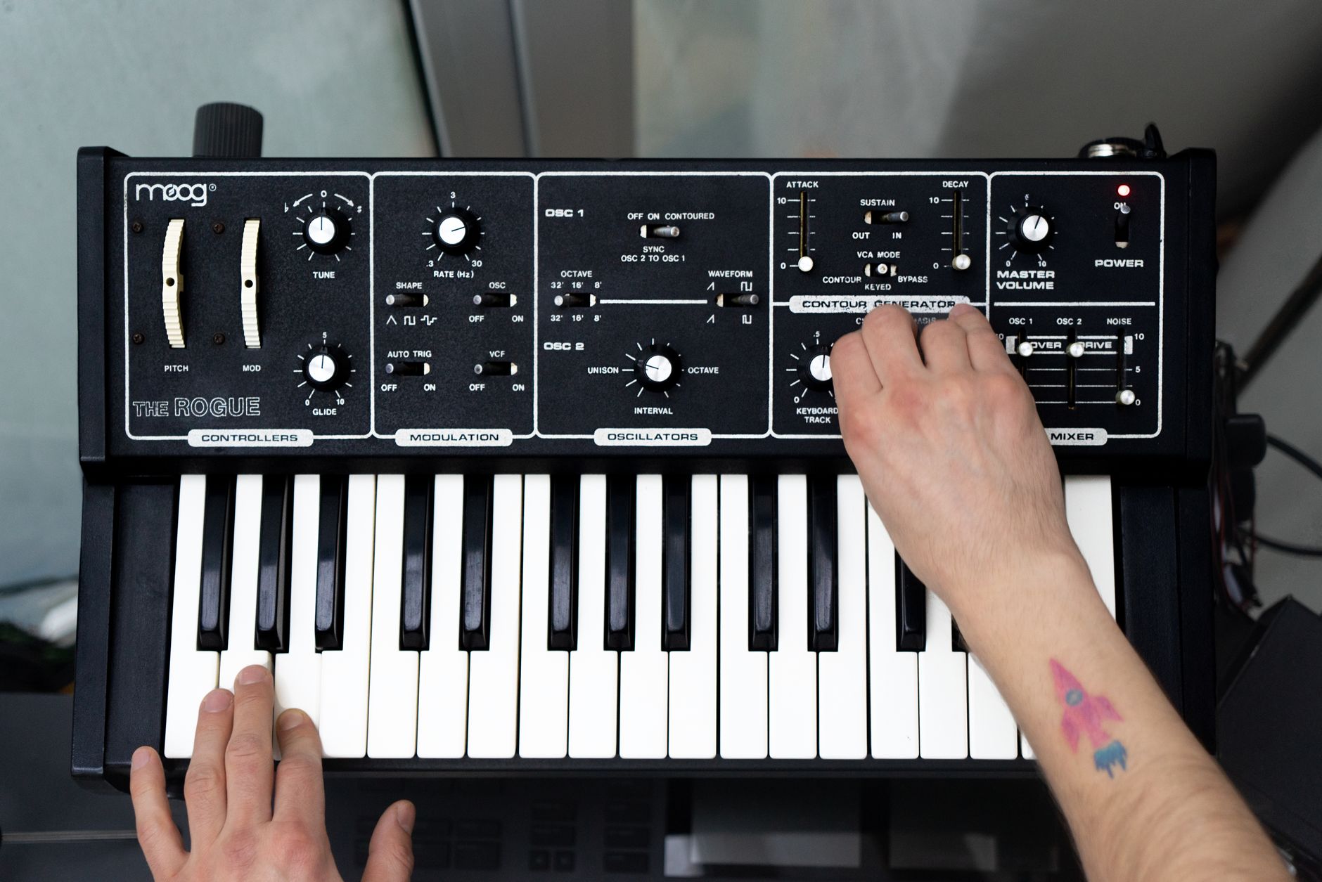 synthesizer pitch bend wheel (Photo: Alena Sharkova / Pexels)