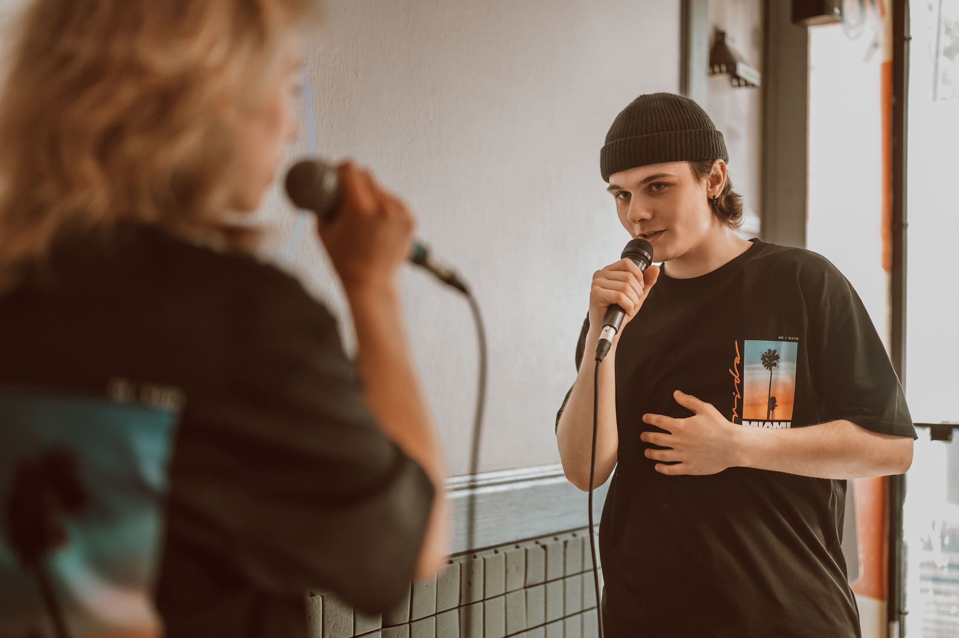 singer talking to audience (Photo: Дмитрий Зайцев / Pexels)