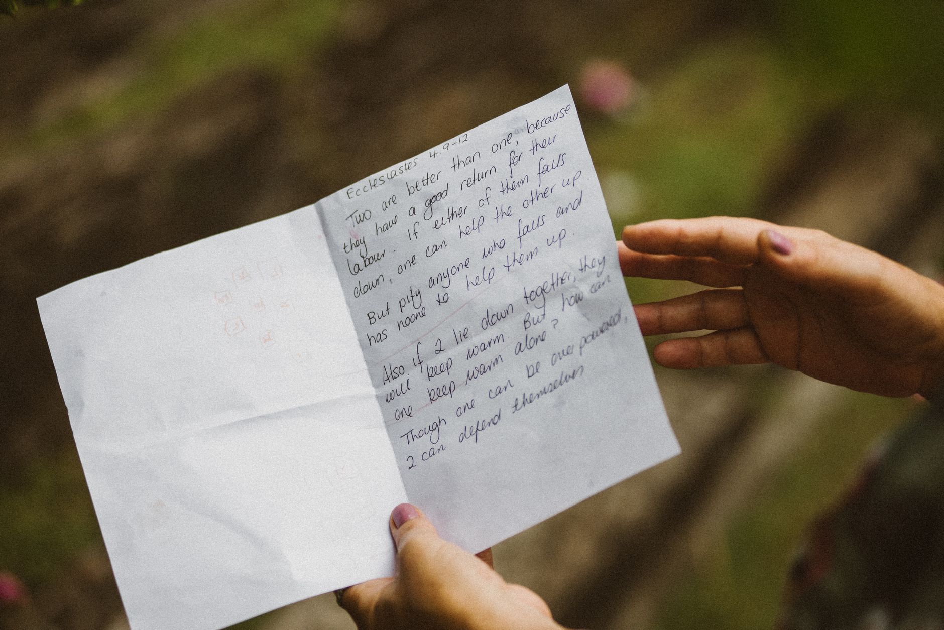 handwritten setlist paper (Photo: Didi Lecatompessy / Pexels)