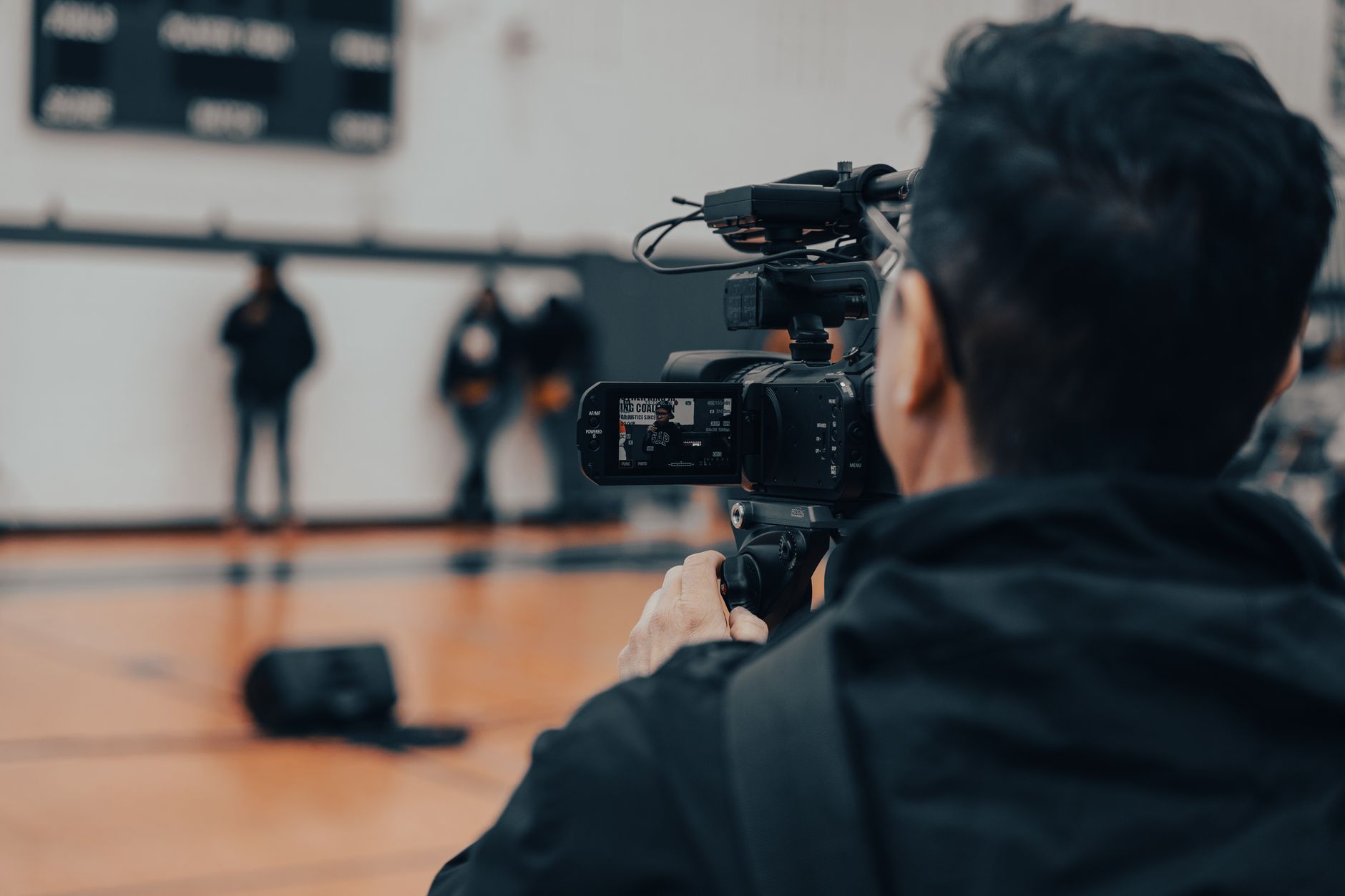 tripod camera concert hall (Photo: Beniam / Pexels)