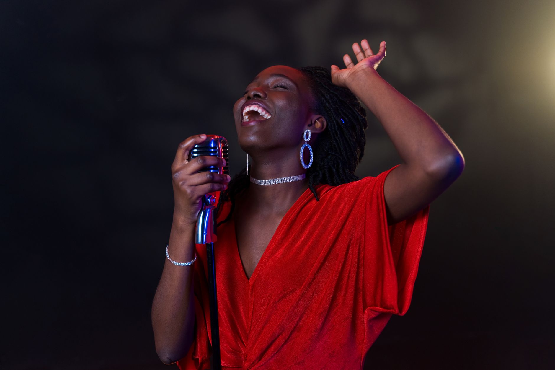 singer smiling warm studio light (Photo: AI25.Studio AI GENERATIVE / Pexels)