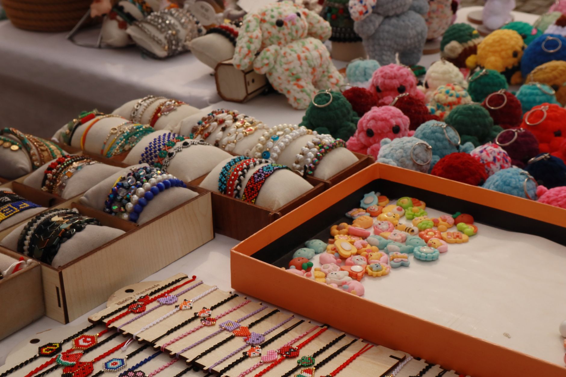 acrylic keychain merchandise table (Photo: Büşra Demirci / Pexels)