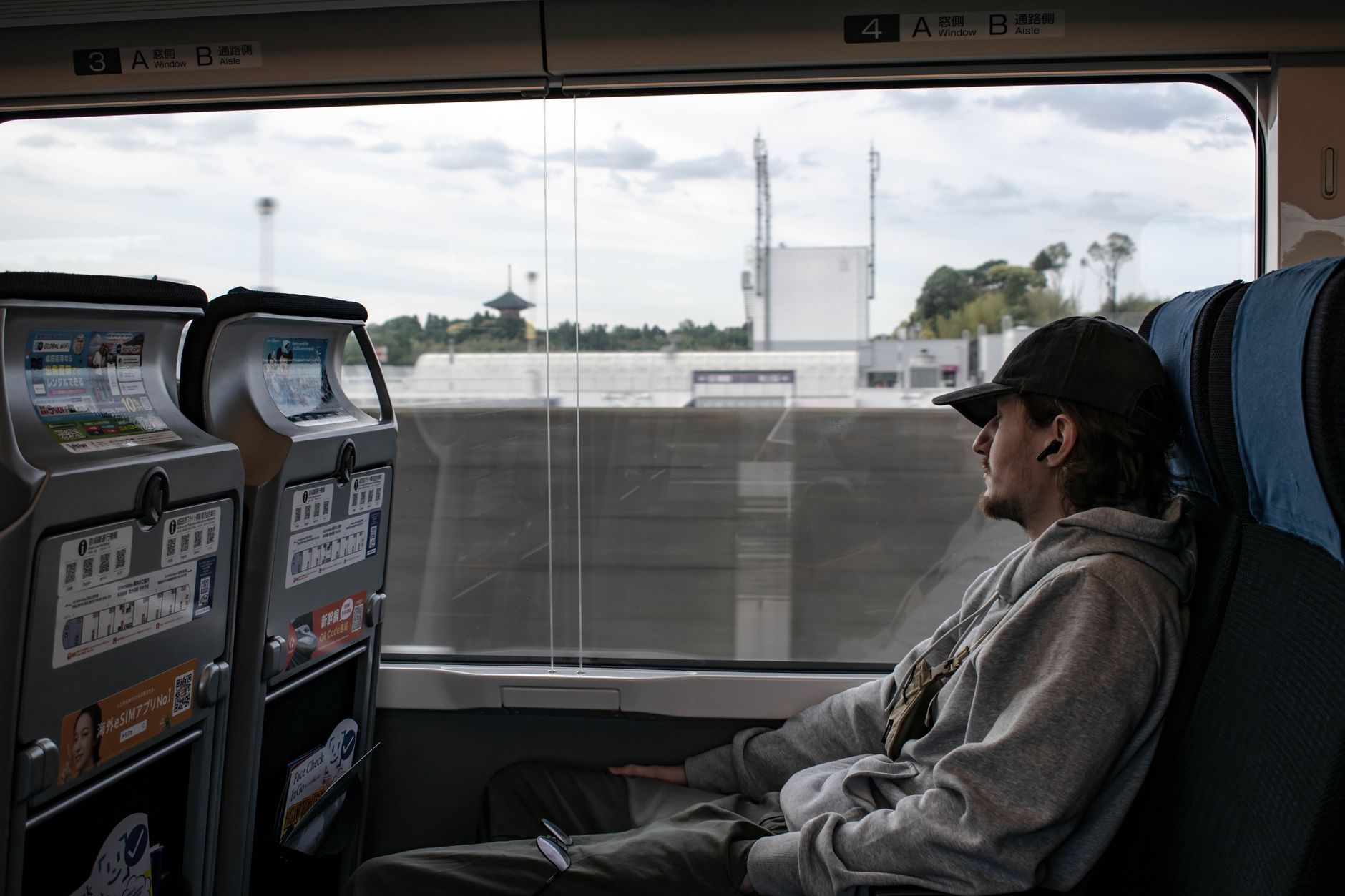 commuter train headphones window (Photo: Karolina / Pexels)