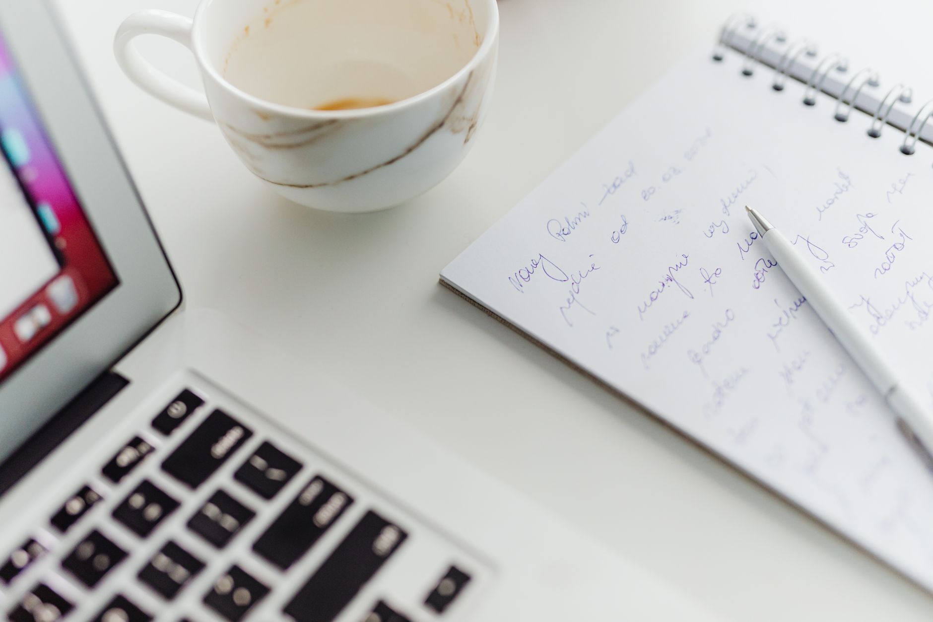 laptop writing english text (Photo: https://kaboompics.com/ / Pexels)