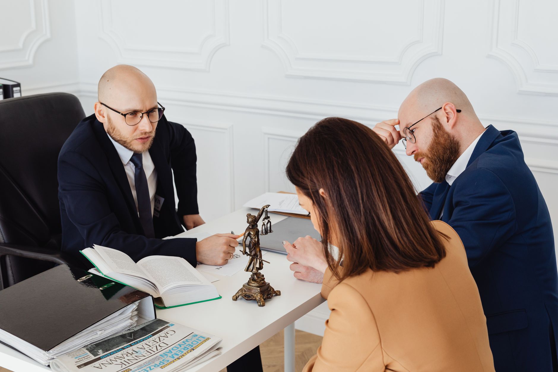 lawyer consultation desk (Photo: https://kaboompics.com/ / Pexels)