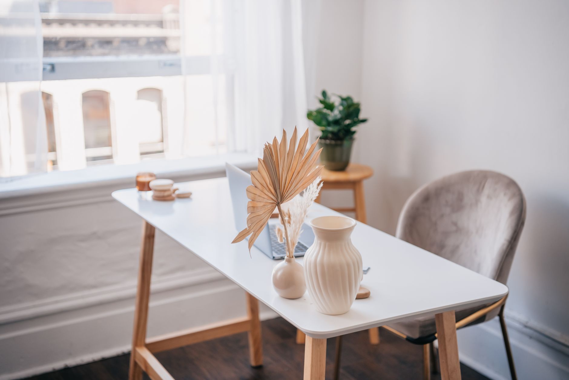 warm home studio desk (Photo: PNW Production / Pexels)