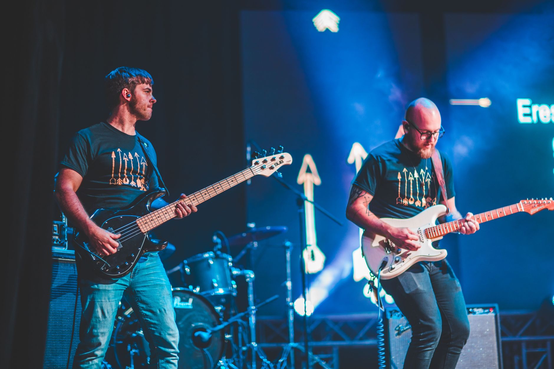 stage lights guitarist performing (Photo: Luis Quintero / Pexels)