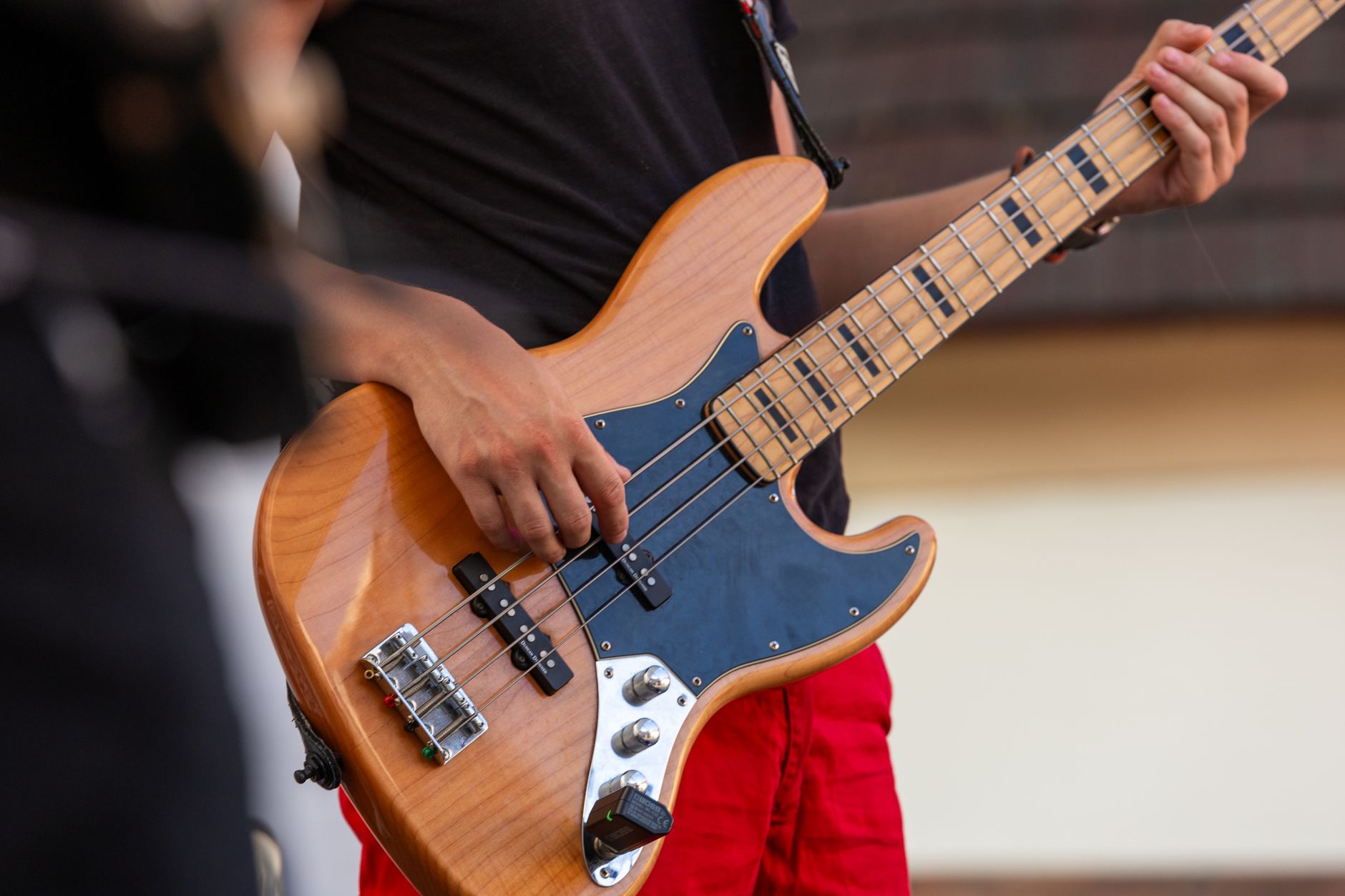 cleaning guitar with cloth (Photo: Stepan Vrany / Pexels)
