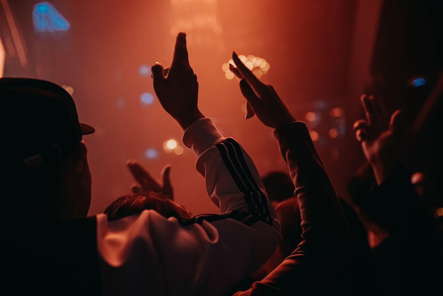 concert crowd hands raised (Photo: Xuân Thống Trần / Pexels)