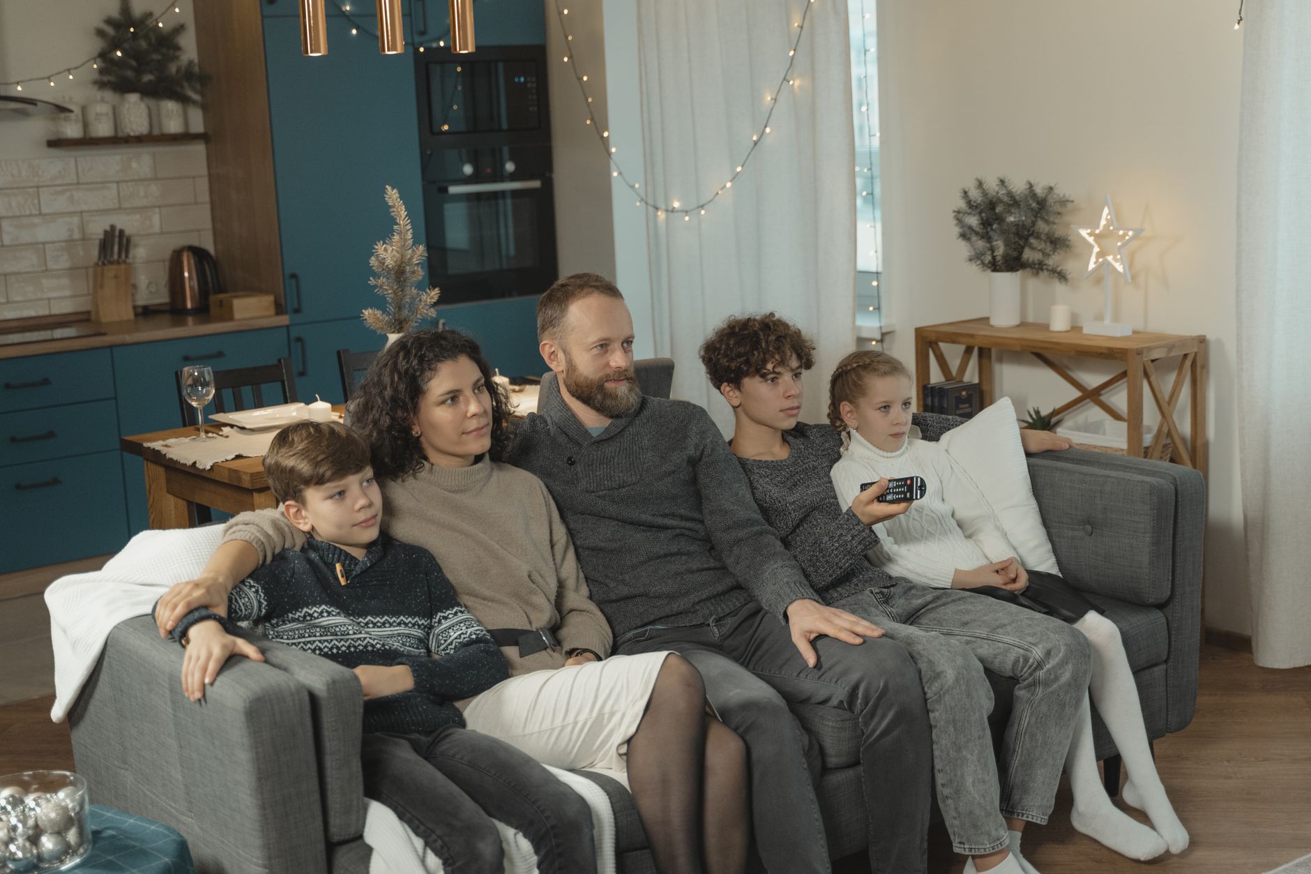 family living room evening (Photo: Tima Miroshnichenko / Pexels)