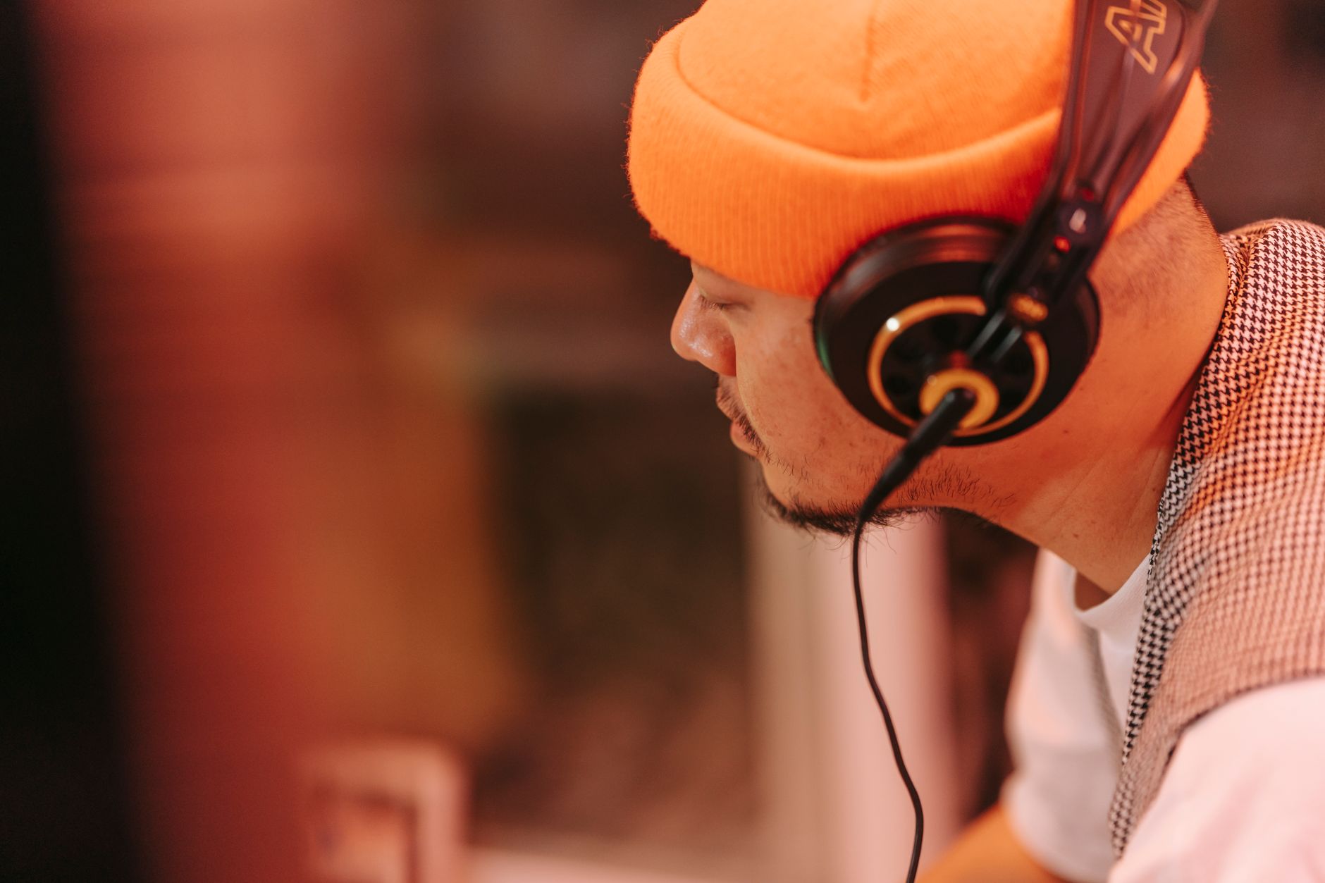 warm sunset music studio (Photo: Anna Pou / Pexels)
