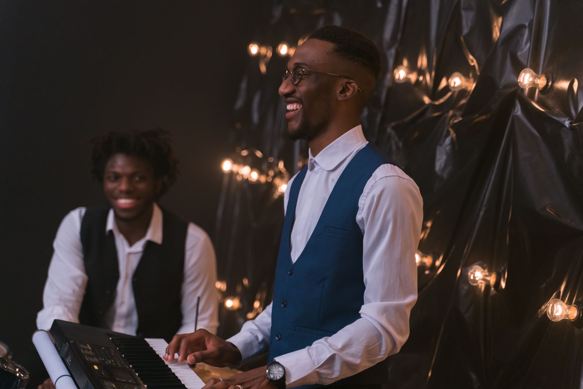 musician smiling warm light (Photo: AI25.Studio  AI GENERATIVE / Pexels)